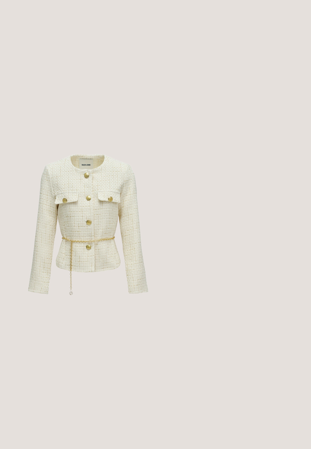 Chaqueta con textura crema, cuello redondo, botones dorados en la parte delantera, bolsillos de solapa en el pecho y un cinturón fino de cadena dorada en la cintura.; Top beige de canalé con escote off-shoulder, mangas cortas y un clip de acento dorado en el lado izquierdo del escote.; Falda maxi marrón con un tejido texturizado, que presenta una cinturilla elaborada adornada con patrones geométricos y detalles de metal.; Zapato de cuero beige con punta afilada, tacón bajo tipo 'kitten heel' y pequeño detalle decorativo de cadena dorada en la parte delantera.; Bolso Guess con estampado beige y marrón, correa de cadena plateada y cierre frontal con la letra G y el logo de Guess.; Pulsera y pendientes a juego en tono dorado con formas de corazón, detalles de cristal y el logotipo "GUESS" estampado en superficies pulidas.