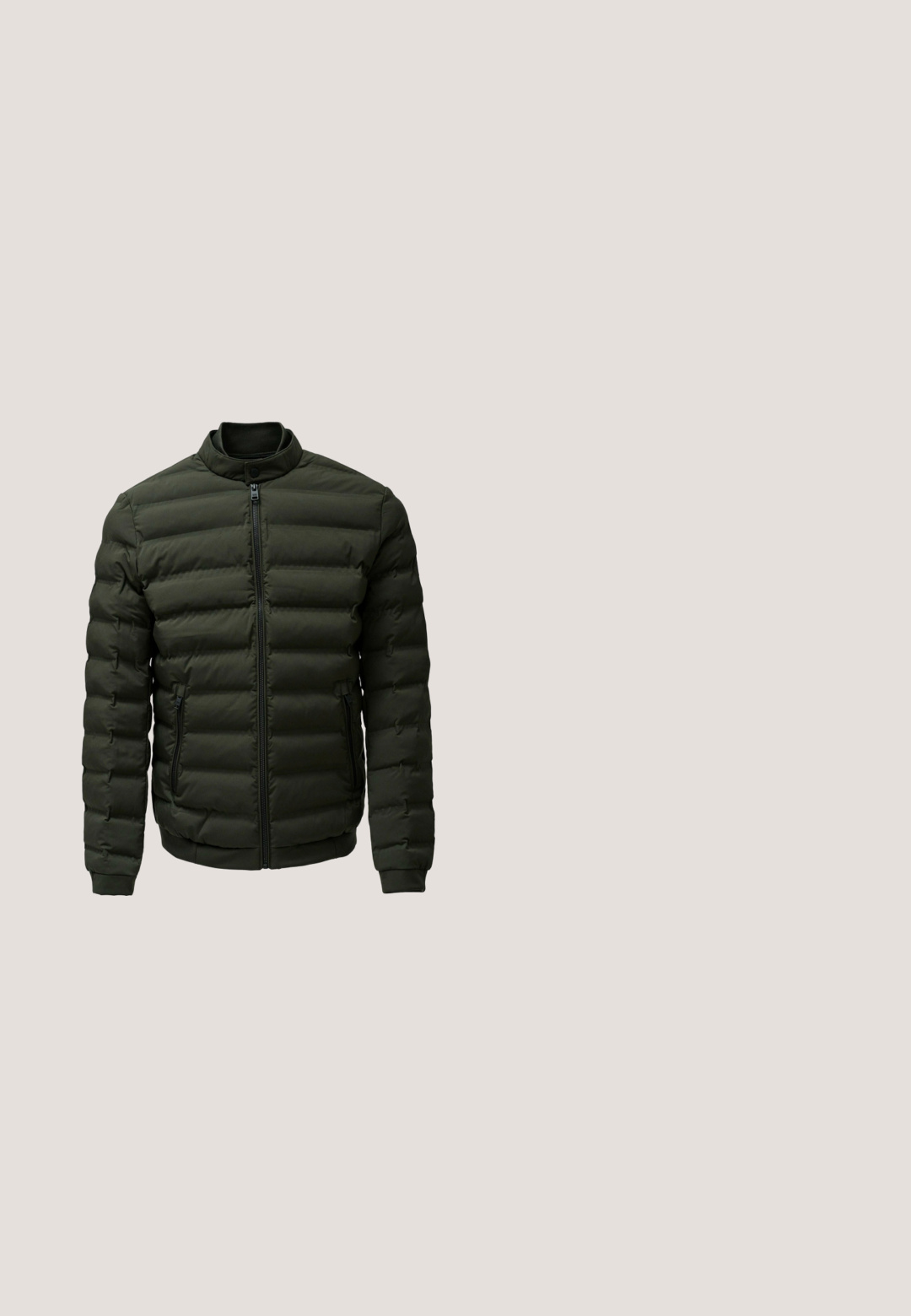 Mørkegrøn quiltet pufferjakke med frontlynlås, stående krave, sidelommer med lynlås samt ribbede manchetter og kant.; Sort zip-neck sweater med lange ærmer, lavet af glat stof. Har et lille broderet logo i rød, hvid og blå.; Sort stof med en glat tekstur, prydet med foldede lag, der skaber blide bølger og fremhæver dens bløde, matte overflade.; Slanke sorte denim jeans med en falmet finish, fem lommer, bæltesløjfer og diskrete syninger langs sømmene.; Sorte ruskinds ankelstøvler med rund tå, snørelukning foran og et brunt læderdetalje på hælen. Tekstureret gummisål med en beige kant.; Sort læder dokumentmappe med dobbelte håndtag og justerbar skulderrem. Har en glat overflade, diskret logo og en struktureret rektangulær design.