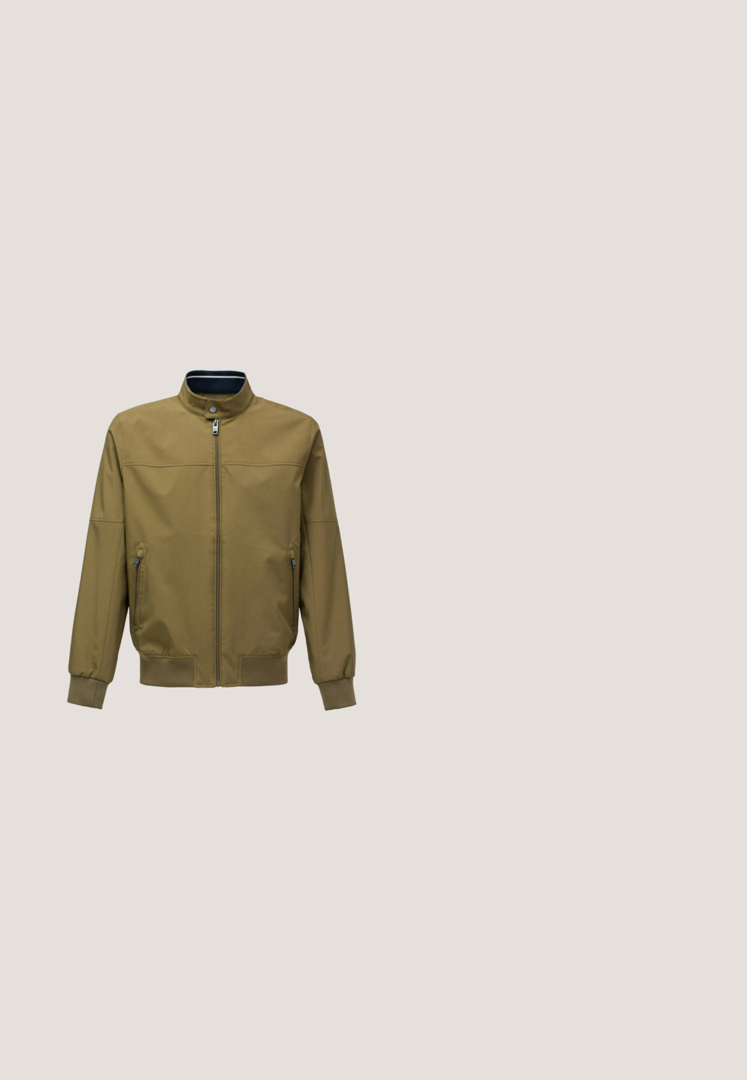 Bruine bomberjack met een staande kraag, voorrits, twee zijzakken en geribbelde boorden. Gemaakt van een gladde stof met een matte afwerking.; Bordeaux gebreid sweater met een ronde halslijn en lange mouwen. Textuurstof met ribgebreide manchetten en zoom, met een klein merklabel aan de onderkant.; Beige herenoverhemd met lange mouwen, klassieke kraag, gestructureerde stof en één contrasterende blauwe knoop bij de zoom.; Rechte pasvorm, olijfgroene herensbroek met riemlussen, zijzakken en een knoopsluiting in de taille.; Bruine leren enkelboot met een ronde neus, stevige zool, hardware in goudkleur en een gestructureerde bovenkant. Inclusief een merklabel dat is bevestigd.; Rechthoekige bruine duffeltas met patroon, zwart lederen bovenkant, twee zwarte handgrepen, verstelbare schouderriem en voorste gespenbanden.
