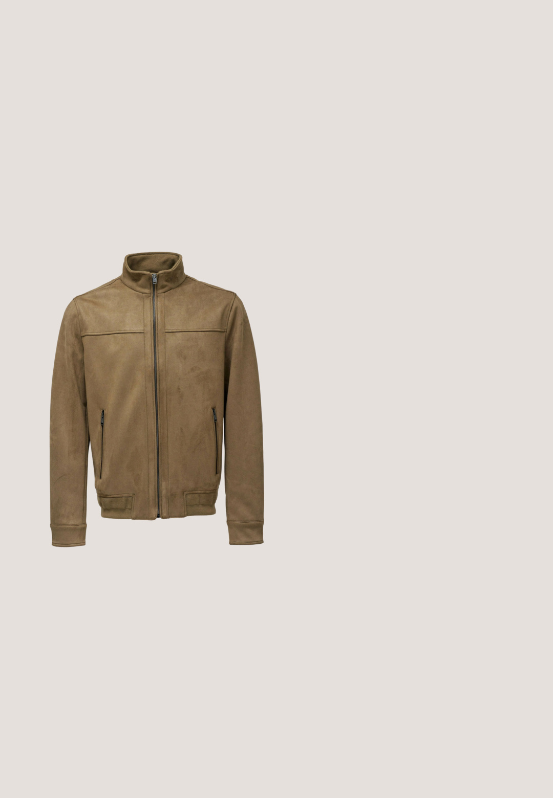 Brun ruskindsjakke med høj krave, lynlås foran og to lynlåslommer i siderne. Har ribstrikkede manchetter og diskrete syningsdetaljer.; Beige strikpullover med halv lynlåskrave, ribbede manchetter og kant, med struktureret stof og et lille logo på brystet.; Rød og brun ternet skjorte med lange ærmer og standard krave. Har en lomme på venstre bryst og tekstureret stof.; Mænds olivengrønne cargobukser med sidelommer med klap, forreste knaplukning, lynlås og elastiske manchetter ved anklerne.; Brun læder ankelstøvle med polstret krave, snørelukning, røde accenter og gummisål med horisontale striber. Glatte og teksturerede overflader.; Brun Guess crossbody taske med gentaget logo mønster, front lynlåslomme, justerbar rem og trekantet brandemblem.