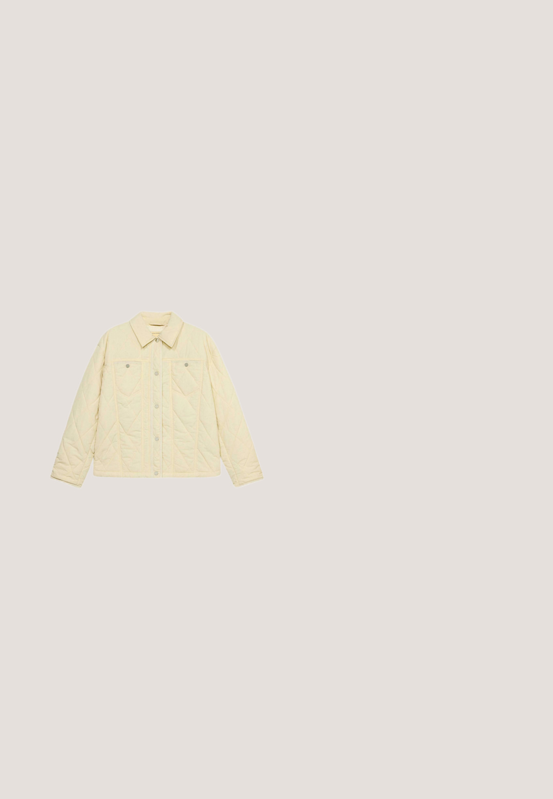 Quiltet beige jakke med trykknaplukning, to forlommer og en spids krave. Fremstillet i et tekstureret, mønstret stof.; Hvid T-shirt med korte ærmer med to stiliserede katte lavet af små guld- og sølvnitter, der sidder side om side.; Lyseblå bootcut-jeans med falmet vask, fem lommer, bæltestropper og lukning med dobbelte knapper, lagt fladt ud på en hvid baggrund.; Skinnende guld low-top sneakers med hvide snørebånd, beige polstret indersål, rundt emblem på siden og tyk hvid sål med brun ydersål.; Kompakt rektangulær skuldertaske i metallisk guld med tekstureret finish, justerbar rem, lynlåslukning og lille guldlogo centreret foran.; Guld hjerteformede øreringe prydet med små klare krystal accenter, med en glat overflade og en let krumning i designet.