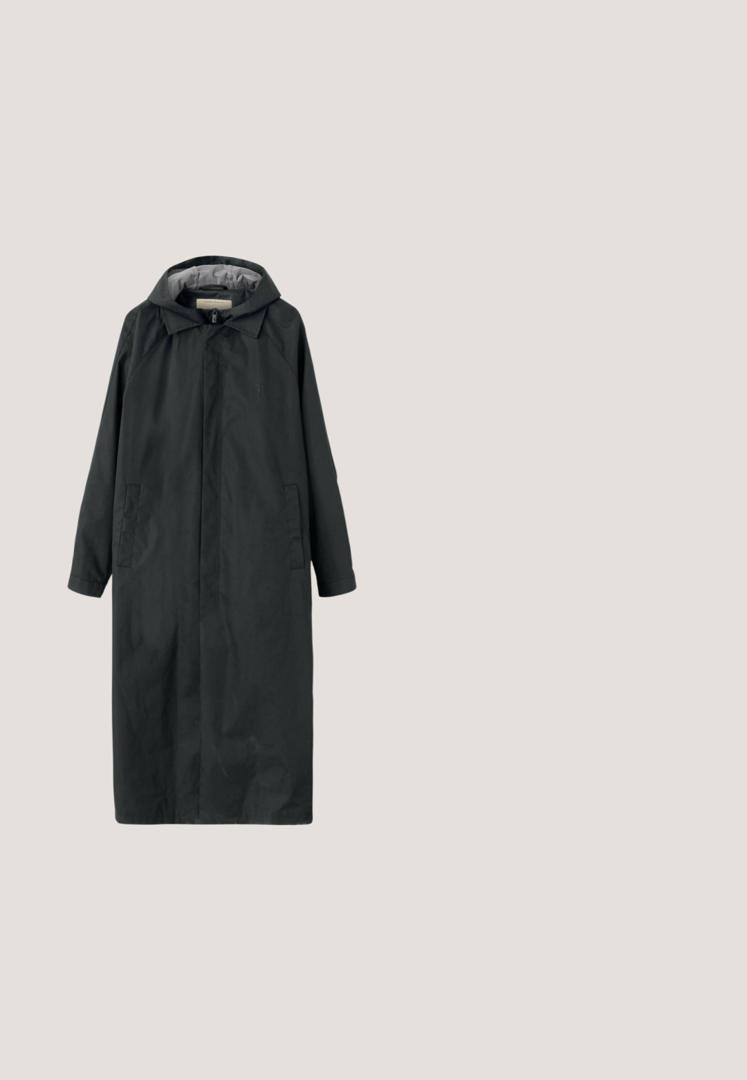 Langer schwarzer Kapuzenregenmantel mit verdecktem Frontreißverschluss und Seitentaschen, vor weißem Hintergrund dargestellt.; Schwarzer Nike Hoodie mit frontale Taschen, Kordelzugkapuze, gerippten Bündchen und kleinem weißen Nike Swoosh-Logo auf der Brust.; Schwarze Cargo-Hosen mit Reißverschlusstaschen vorne, seitlichen Taschen mit Klappen und Knöpfen sowie Gürtelschlaufen, präsentiert vor weißem Hintergrund.; Schwarzer Calvin Klein Sneaker mit Mesh- und festen Paneelen, Schnürsenkeln und Zuglasche, schwebt über poliertem Betonboden neben Glasbausteinen.; Schwarze Stoff-Schultertasche mit texturiertem Äußeren, verstellbarem Schultergurt und Kordelzugverschluss. Verfügt über auffällige Nähte und ein seitliches Etikett.; Schwarzer Nylon-Gürtel mit strukturierter Oberfläche, ausgestattet mit einer schwarzen Metallschnalle und goldenen Akzenten. Verstellbare Länge mit Branding auf dem Gurt.
