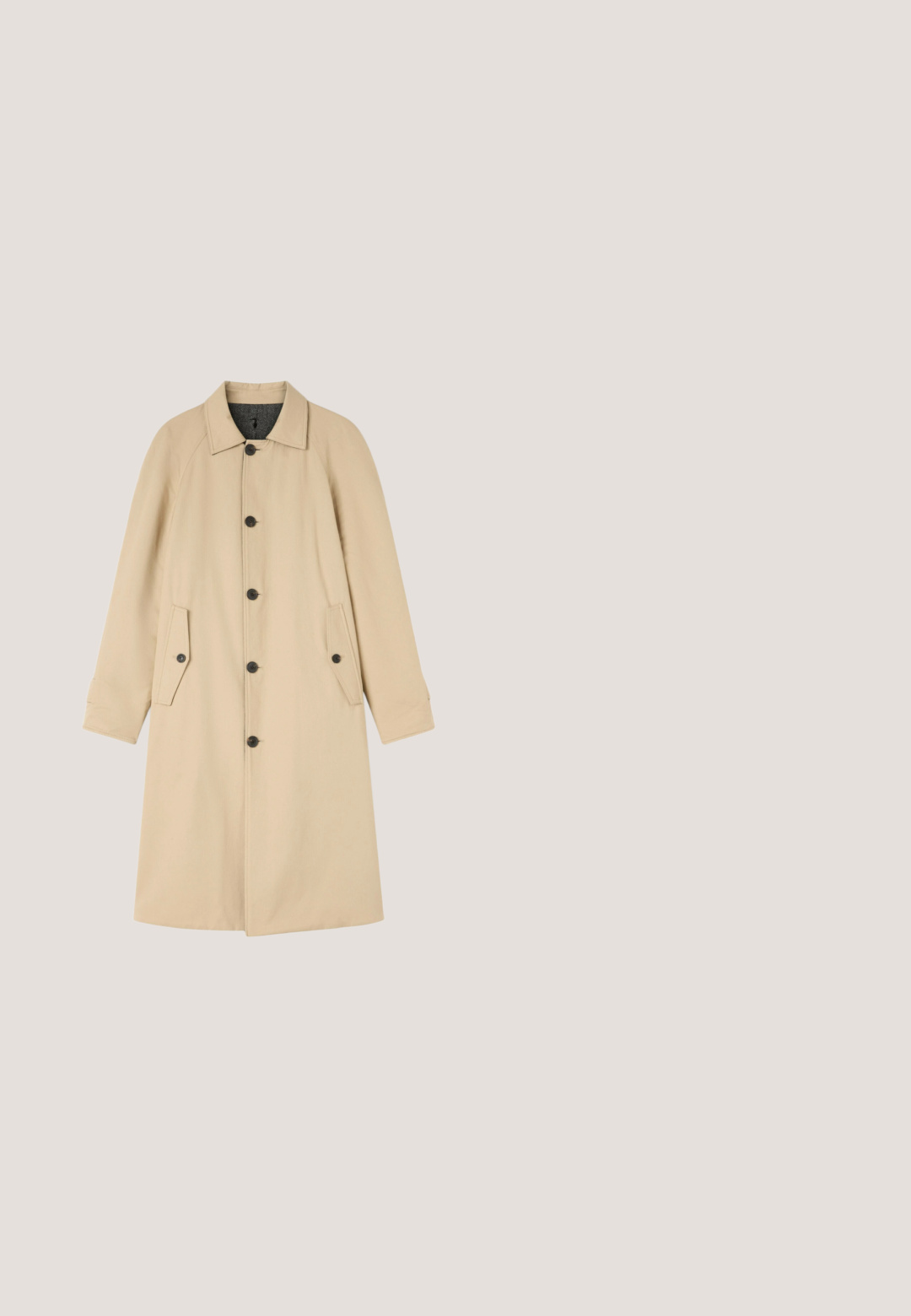 Lang beige trenchcoat med sorte knapper, to forlommelommer, klassisk krave og lige snit.; Beige striktrøje lavet af blødt materiale, med rund hals, lange ærmer samt ribbet kant og manchetter. Enkel, tekstureret design.; Langærmet skjorte i beige bomuld med krave med knapper. Har en struktureret overflade og et lille broderet logo på brystet.; Beige bukser med lige ben, set bagfra, med bæltestropper og to skrålommer på linningen.; Brune ruskinds Chelsea-støvler med elastiske sidepaneler, rund tå og en trækflig. Har en flad sort sål og kontrastsyninger.; Brun læder rektangulær toiletmappe med lynlåslukning, sidehåndtag og glat tekstur. Ingen synlige mønstre eller hardwaredetaljer.