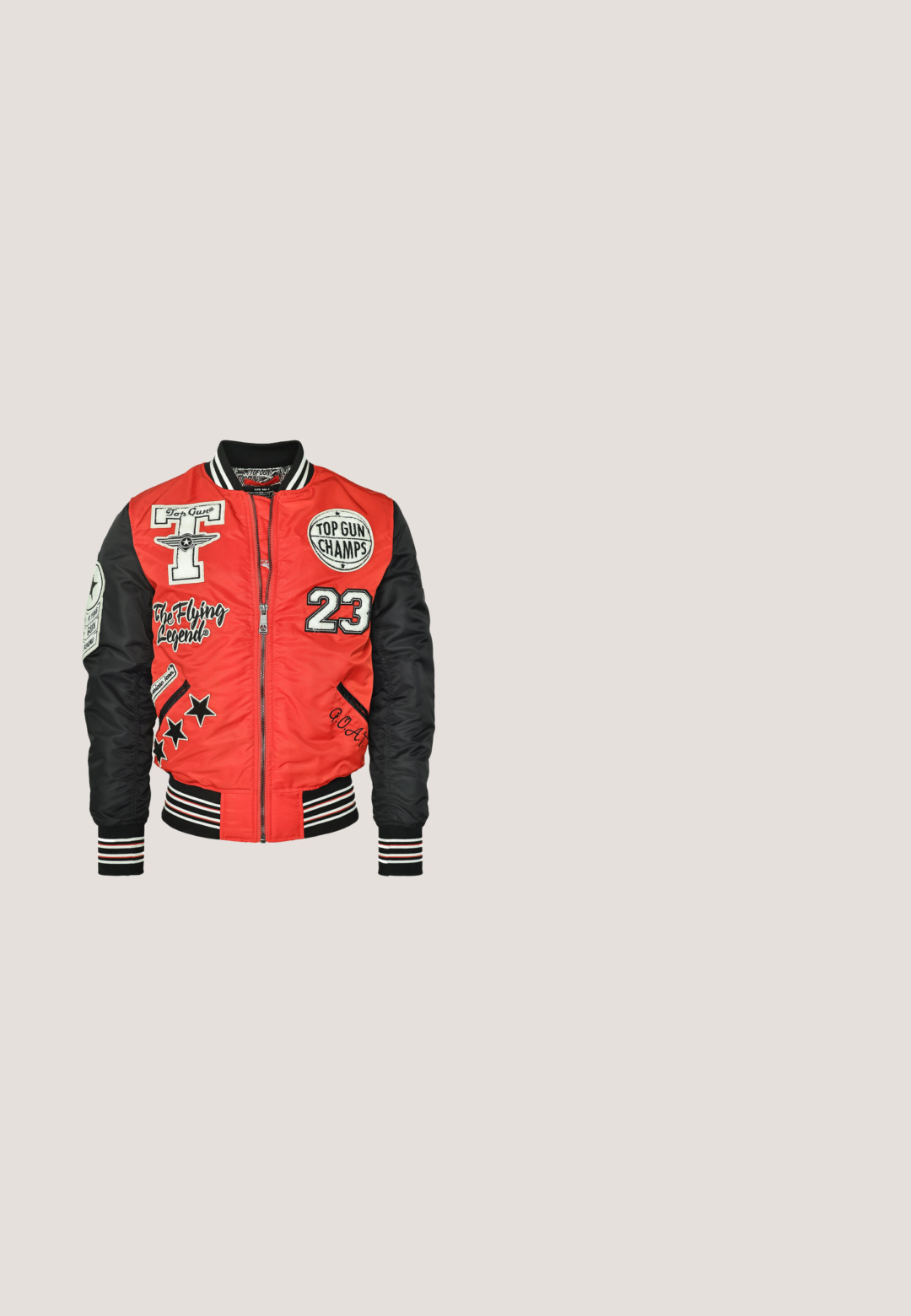Rote Bomberjacke mit schwarzen Ärmeln, gestickten Aufnähern, gestreiften Bündchen und Reißverschluss vorne. Mit Sternen und "Top Gun"-Branding.; Cipo & Baxx T-Shirt print - red; Dunkelgrüne Cargo-Shorts aus strapazierfähigem Material, mit mehreren Seitentaschen, einem Kordelzugsaum und einem roten Etikettakzent.; Schwarze Leder-Stiefelette mit runder Zehenpartie, Metallösen, seitlichem Reißverschluss und Gummisohle. Verfügt über dekorative Riemen und eine verstärkte Zehenkappe.; Schwarze Nautica-Sonnenbrille mit quadratischem Rahmen, dünnen Metallbügeln und dunkel getönten Gläsern, leicht schräg auf weißem Hintergrund dargestellt.; Schwarzes Lederarmband mit geflochtenem Muster und einem Metallverschluss. Es hat zwei miteinander verflochtene Stränge und eine glatte Oberfläche an den Beschlägen.