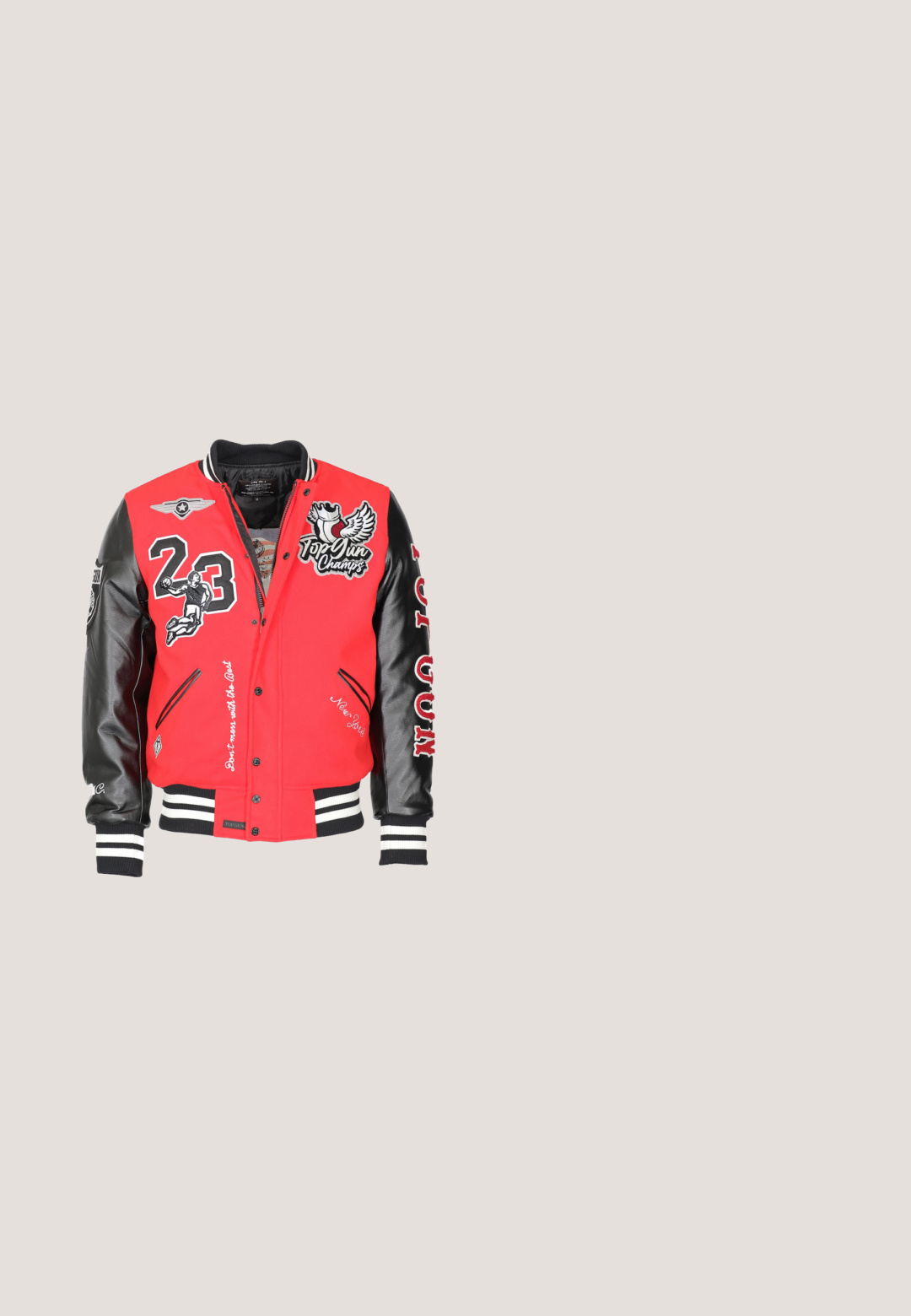 TOP GUN Bomberjacke - red; Schwarzer Reißverschluss-Hoodie aus weichem Stoff, mit Kapuze, frontalen Taschen und gerippten Bündchen sowie Saum. Einfaches Design ohne Muster.; Cremefarbiges Baumwoll-T-Shirt mit einem Grafikmotiv eines Tassencharakters und dem Text "Cappuccino Si, Ma Non Dopo Le 11!" in Braun und Grün. Kurze Ärmel.; Helle Baumwoll-Latzhosen in Beige mit Latzdesign, verstellbaren Trägern, einer Fronttasche und mehreren Seitentaschen mit metallischen Beschlägen.; Weiße Schnürsneaker mit einem glatten Lederoberteil, schwarzen Streifen und einer braunen Gummisohle. "PATRICK MONACO" in Gold gedruckt.; adidas Originals Sonnenbrille - dark avana brown