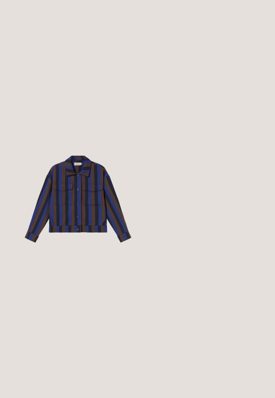 Veste rayée présentant des nuances de bleu, de marron et de noir. Elle a un col, deux poches avant et des fermetures à bouton. Tissu texturé.; T-shirt à manches courtes avec des rayures horizontales jaunes et blanches, grand motif visage souriant noir sur le devant et col rond.; Shorts en denim longueur genou avec poches avant, passants pour ceinture, fermeture par bouton et effet délavé sur fond blanc.; Botte de pluie en caoutchouc jaune avec une surface lisse, une sangle à boucle réglable et une semelle texturée pour une meilleure adhérence. Design haut, orteil arrondi et corps sans couture.; Lunettes de soleil jaune translucide style œil de chat avec des verres bruns présentant un motif répétitif du logo Gucci sur un fond blanc.; Sac fourre-tout en patchwork denim avec deux anses, texte blanc en gras "LE SAC FOURRE-TOUT" et plus petit "MARC JACOBS" sur le panneau avant.