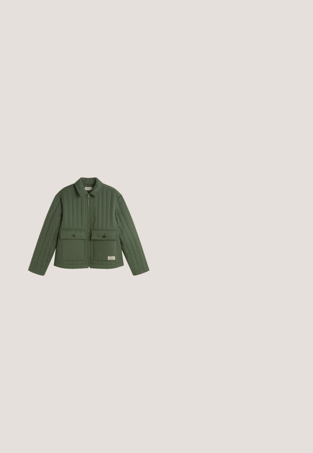 Veste matelassée vert olive avec manches longues, fermeture éclair à l'avant, col, deux grandes poches à rabat boutonnées, et petite étiquette rectangulaire sur la poche.; Pull gris clair à manches longues avec col rond, poignets et ourlet côtelés, présenté à plat sur un fond blanc.; Polo vert olive à manches courtes avec patte de boutonnage à deux boutons et col, présenté sur fond blanc uni.; Pantalons larges noirs avec taille élastique et poches latérales, présentés à plat sur un fond blanc.; Botte chelsea en cuir noir avec une finition lisse, bout rond et lacets. Dispose d'une semelle résistante et d'une petite languette à l'arrière.; Sac de sport rectangulaire noir avec deux poignées, une bandoulière amovible et réglable, et une poche avant zippée sur fond blanc.