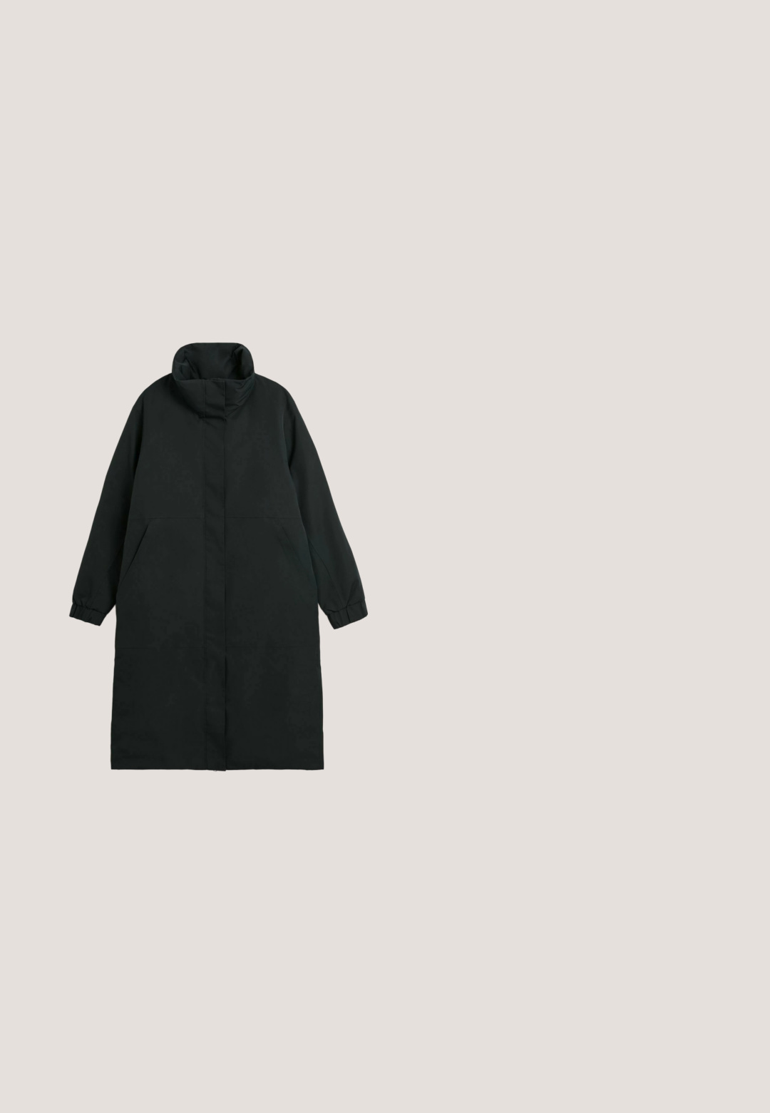 Lang sort frakke med høj krave, elastiske manchetter og to sidelommer; lavet af glat stof med en lige silhuet.; Sort cropped pullover med kvartlynlås i kraven, ribbet tekstur og lange raglanærmer. Stoffet virker strækbart og let.; Mørk grå, prikkede sweatpants med elastisk talje og et logo-patch på siden. Har en afslappet pasform og lige ben-design.; Sort gummistøvle til knæene med rundt tå, let hæl og en spænde rem. Har "HUNTER" logoet på forsiden.; Sorte ovale Vogue-solbriller med mørkt farvede glas og blanke stel, der hviler på en hvid overflade.; Sort polstret crossbody taske med quiltet design, blød tekstur, justerbar rem og firkantet form. Har et logo-patch på forsiden.