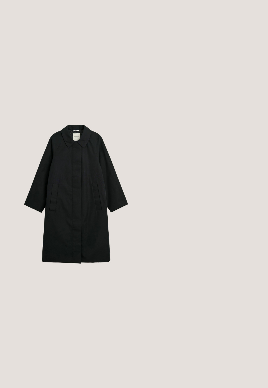 Sort lang trenchcoat set bagfra med lange ærmer og et skulderstykke tværs over øvre ryg.; Sort cardigan lavet af blødt strikstof, med rund hals, lange ærmer og en frontlukning med seks matchende knapper.; Sort kortærmet crewneck-T-shirt lagt fladt på en hvid baggrund, viser forsiden med simpelt design og synlig kraveetiket.; Sorte bukser lavet af et glat stof, med en skræddersyet pasform, to forkastede folder og en enkelt knaplukning i taljen.; Sorte, lakerede loafers med en slank, rund tå, dekorativ rem og spænde, samt en lav, tekstureret gummisål.; Sort skuldertaske i læder med lange, tynde stropper og en struktureret overflade, vist mod en hvid baggrund.