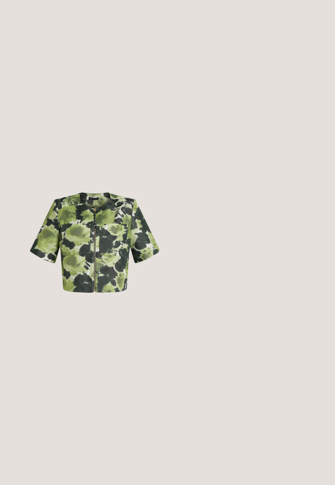 Veste courte à manches courtes avec motif floral abstrait vert et noir et fermeture éclair à l'avant.; Haut rose sans manches avec motif abstrait de boucles vertes et une étiquette indiquant Diane von Furstenberg au niveau de l'encolure.; Pantalon à jambes larges avec taille élastique, présentant un motif géométrique bleu et vert foncé sur fond beige.; Chaussure slingback plate tissée vert olive avec un petit talon carré et une bride à boucle dorée réglable.; Sac fourre-tout tissé vert et blanc avec une forme rectangulaire structurée, une finition texturée et deux poignées solides. Présente une étiquette de logo sur le côté.; Boucles d'oreilles en forme de cerceau de couleur vert foncé, fabriquées en matériau brillant, avec des accents en métal argenté en haut et une finition polie.