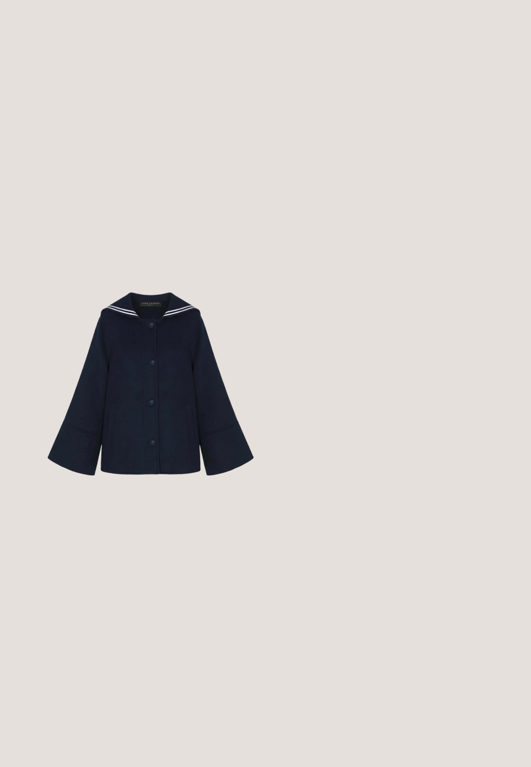 Marineblaue Jacke mit Knöpfen, weiten Ärmeln und einem Segelkragen mit zwei weißen Streifen.; Türkises Kleid mit geknöpftem Ausschnitt, Dreiviertelärmel und floralen Applikationen. Verfügt über metallische Akzente und ein strukturiertes, geschichtetes Stoffdesign.; Marineblaue Wildleder-Pumps mit hohem Absatz, spitzer Zehenpartie und dezentem Cut-out-Design an den Seiten, ausgestattet mit einem eleganten Stiletto-Absatz.; Quadratische, übergroße Sonnenbrille mit braunen Rahmen, hellblauen Bügeln und verlaufenden, braun getönten Gläsern vor weißem Hintergrund.; Marineblaue Handtasche mit gerafftem Design, verziert mit glänzenden Nieten. Mit Kettenhenkel und abnehmbarem Schulterriemen. Weiche Textur.; Silberne Ohrringe mit klaren Kristallen in verschiedenen Größen, die in einem kaskadierenden Design mit kreisförmigen und ovalen Formen angeordnet sind.
