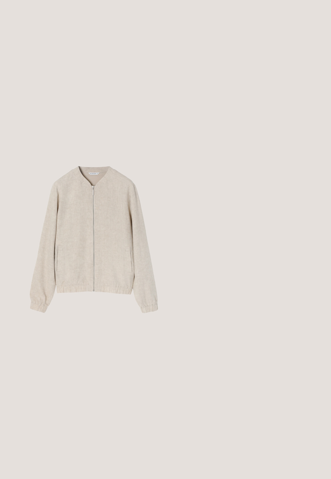 Veste bomber beige clair avec un col rond, une fermeture éclair sur le devant, des poches latérales et des poignets et un ourlet élastiques. Fabriquée dans un tissu texturé.; Combinaison florale noir et blanc, avec des manches courtes, un décolleté en V, une taille élastique et des pantalons larges en tissu doux.; Sandale à glissière de couleur crème avec une large sangle et un détail de boucle dorée surdimensionnée. Semelle texturée pour une meilleure adhérence, matière supérieure lisse.; ALDO SELAMAS - Lunettes de soleil - medium beige; Sac à bandoulière beige avec motif géométrique, anse chaîne dorée et bandoulière en tissu beige détachable, présenté sur fond blanc.; Collier chaîne délicate en or avec pierre centrale en ambre, petit charme en or à côté de la pierre et pendentif goutte d'or pendant sur fond blanc.