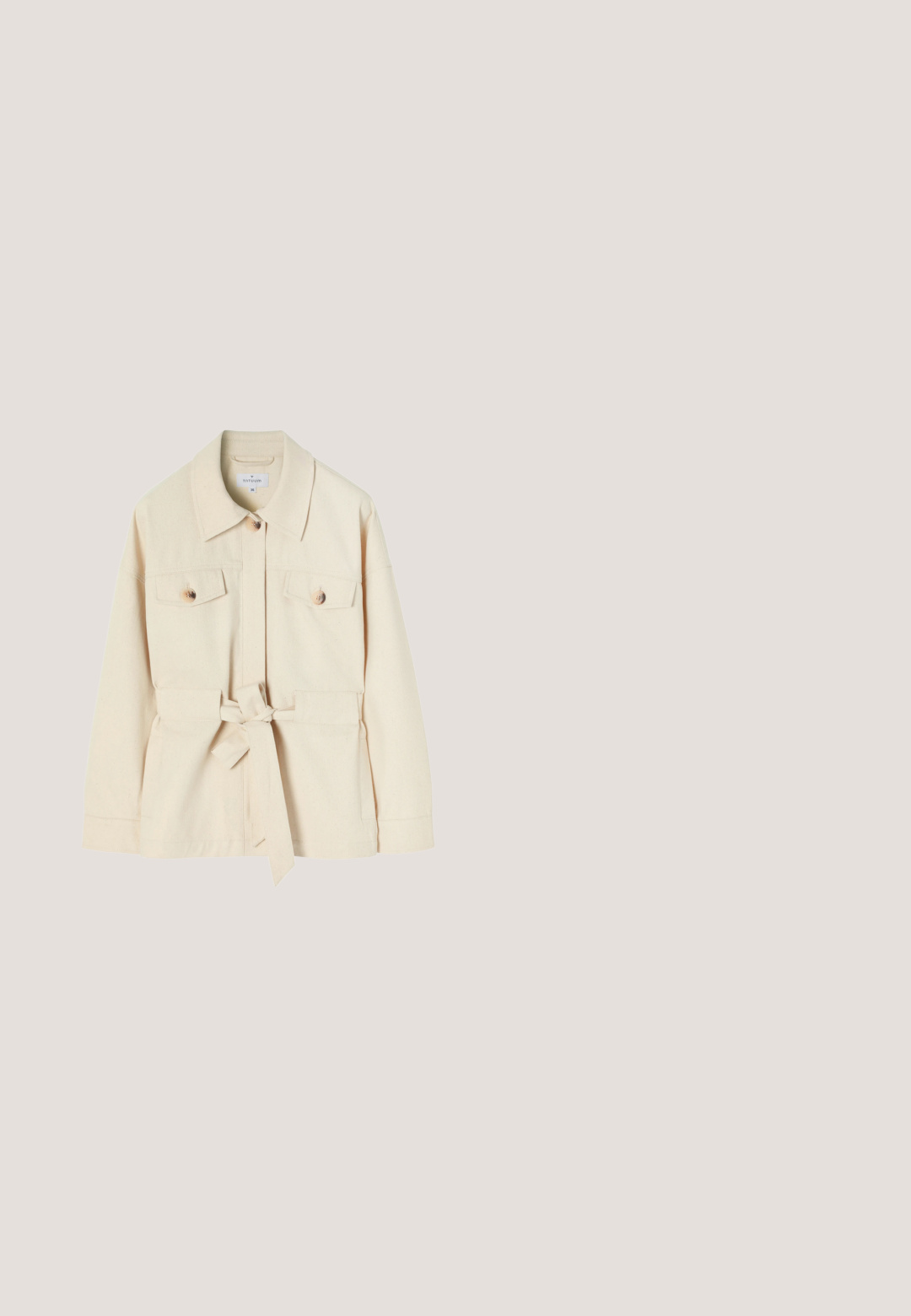 Chaqueta de utilidad beige fabricada en algodón, con collar, dos bolsillos delanteros, cierre de botones y cintura ajustable con cinturón para un ajuste personalizable.; Tejido estampado con fondo rosa, que presenta motivos de hojas en verde y azul marino. Texturizado con detalles fruncidos. Material suave y ligero.; Sandalias planas negras con tiras trenzadas y un acento metálico. Presentan una hebilla ajustable y una suela de goma plana para mayor comodidad.; Gafas de sol de carey con un amplio marco cuadrado de plástico. Las lentes marrones presentan un acento dorado con un logo "R" en las patillas.; Bolso tote tejido beige con dos asas anchas de color blanco roto que presentan el logotipo "HUGO" en relieve.; Pulsera de perlas con perlas blancas irregulares y cierre dorado, con un pequeño colgante rectangular de oro con un diseño decorativo.