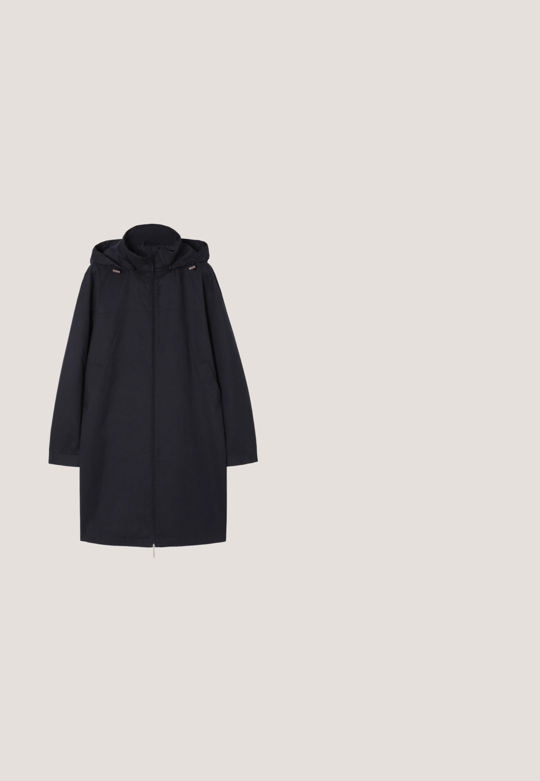 Manteau à capuche bleu marine foncé avec une fermeture éclair à l'avant, deux poches latérales et une coupe ample. Tissu lisse avec des détails minimalistes.; Chemise à rayures horizontales grises et blanches à manches longues avec des manches 3/4 et un liseré blanc au niveau des poignets, de l'encolure et de l'ourlet.; Tissu noir lisse avec des plis doux formant des lignes diagonales et des ombres subtiles, mettant en valeur la texture et la finition mate.; Baskets basses noires avec semelle en caoutchouc beige et accent au talon, lacets noirs et œillets métalliques sur fond blanc.; Rieker H1514 - Sac à main - noir; Une paire de boucles d'oreilles en métal argenté torsadé avec fermoirs à tige, présentée sur un fond blanc.