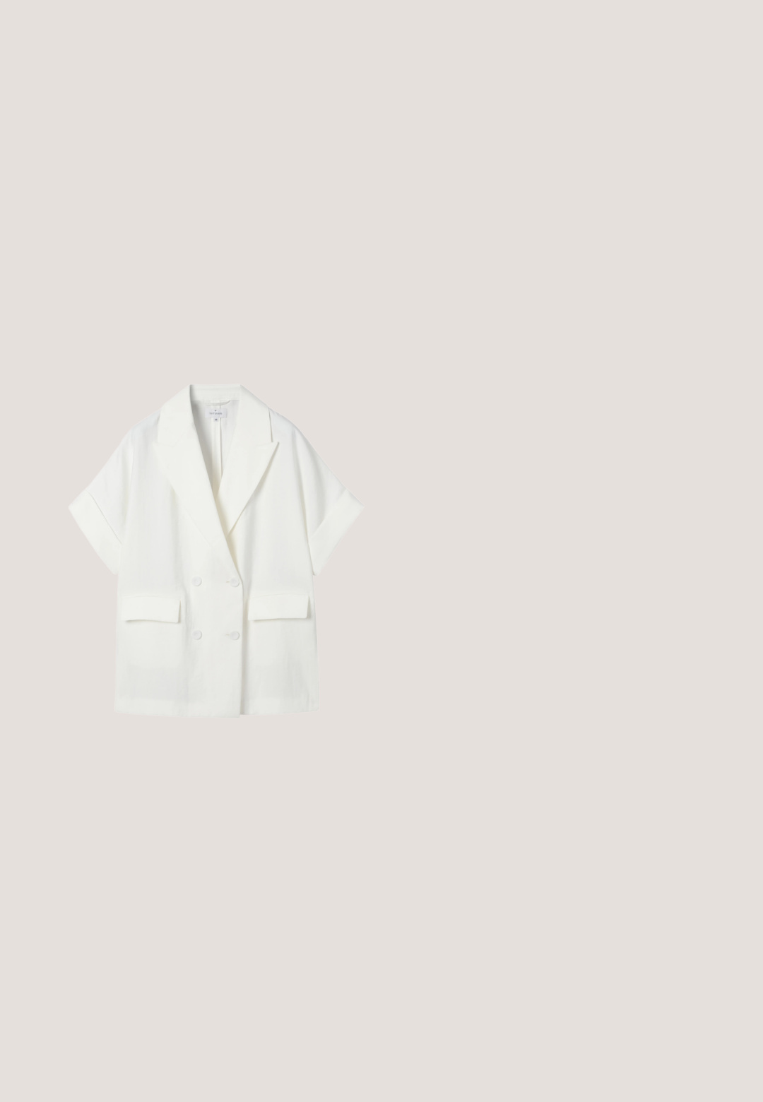 Witte double-breasted blazer met korte mouwen, brede revers, twee voorzakken met klep en een relaxte pasvorm.; Zwarte strapless jumpsuit met een brede pijp, een geplooide en gerimpelde lijf en gestructureerde stof.; Zwarte suède instapsandalen met twee brede bandjes, elk met een grote gouden gesp, en een natuurlijke kurken voetbed met een gestructureerde rubberen zool.; Zwarte vierkante zonnebril met donkere lenzen, voorzien van een dik kunststof montuur en gouden metalen accenten op de pootjes. Gladde textuur en minimalistisch ontwerp.; Zwart en crèmekleurige gestreepte draagtas gemaakt van geweven materiaal, met rode tekst "SUMMER CLUB" en een zeesterrenaccent aan de voorkant.; Ketting gemaakt van kleine, lichtbruine sint-jakobsschelpen die dicht op elkaar zijn geregen met een zilveren sluiting op een witte achtergrond.