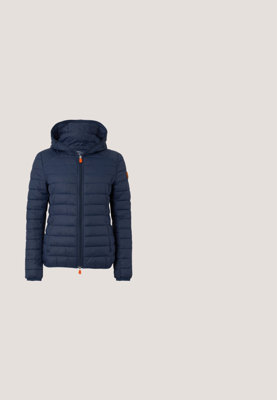 Marineblauwe pufferjack met capuchon, gewatteerd ontwerp, voorrits, zijzakken en oranje accent op de ritstrekkers en het mouwlogo.; Zwart-wit horizontaal gestreepte lange mouwen polo met zwarte kraag, vier bruine knopen en het "Barbour" logo op de borst.; Uitlopende blauwe denim jeans met een medium wash, met een klassiek vijf-pocket ontwerp, subtiele wassing en versterkte stiksels.; Witte leren en mesh sneaker met veters die boven een beige tapijt zweeft, houten ronde tafel met boeken en lichtgekleurde bank op de achtergrond.; Beige stoffen handtas met marineblauwe handvatten, verstelbare schouderriem, voorvak en goudkleurige knoopsluiting.; Een paar gepolijste gouden oorringen met dunne pennen en scharnierende sluitingen, tentoongesteld op een effen lichtgrijze achtergrond.