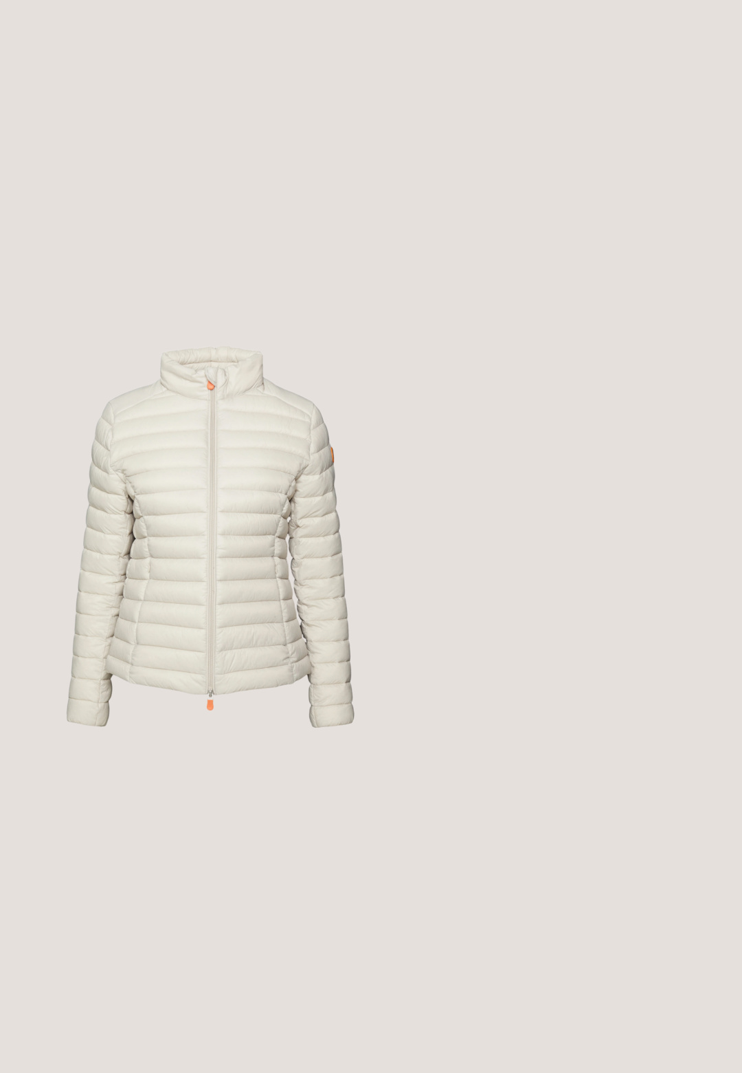 Lys beige pufferjakke med høj krave, quiltet design, lynlås foran i midten og kontrastfarvet orange lynlås træknap.; Lys grå ribbet striktrøje med rund halsudskæring og lange, let puffede ærmer. Har en blød tekstur og afslappet fit.; Sorte jeans med lige ben, forlommer, bæltestropper og knaplukning på en ensfarvet baggrund.; Grøn gummistøvle til anklerne med en sort sål, struktureret overdel, elastiske sidepaneler og træktab for nem påtagning. Velegnet til våde forhold.; Stor, mørkegrøn quiltet totebag med brede, polstrede håndtag og et lille hvidt logo-tag på frontlommen mod en hvid baggrund.; Sif Jakobs Jewellery ELLERA PICCOLO EARRINGS - Øreringe - silver-coloured