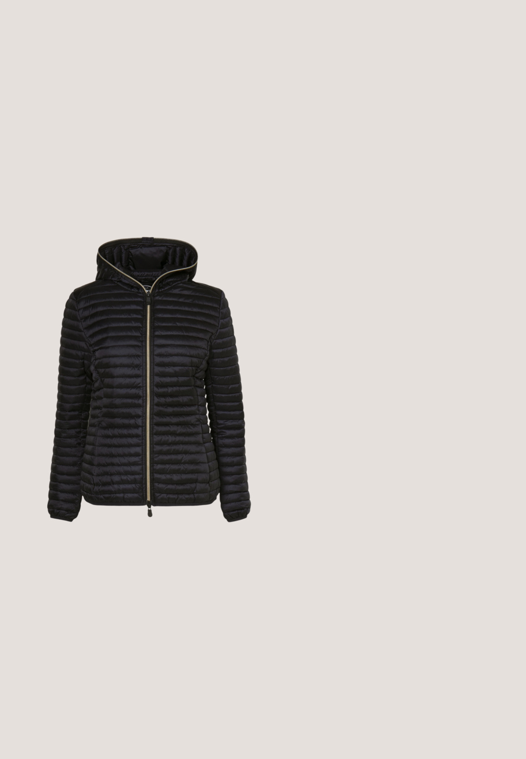 Save the duck ALEXA - Overgangsjakke - black; Fleece pullover i sort med en kontrasterende lys blå lynlås og krave. Har en halv-lynlås foran og en front kangaroo lomme.; Sort ærmeløs top lavet af glat stof. Har en rund halsudskæring og et lille Calvin Klein-logo i midten. Simpelt og tætsiddende design.; Sorte brede bukser med elastisk talje. Fremstillet af et blødt, let materiale. Har lodrette syninger foran.; Sort atletiksko med robust sål, justerbar rem over toppen og trække-øje ved hælen, vist i sideprofil mod hvid baggrund.; To fine sølvarmbånd side om side, det ene med små perler og det andet med en tynd vævet kæde, begge med hummerlås og mærker.