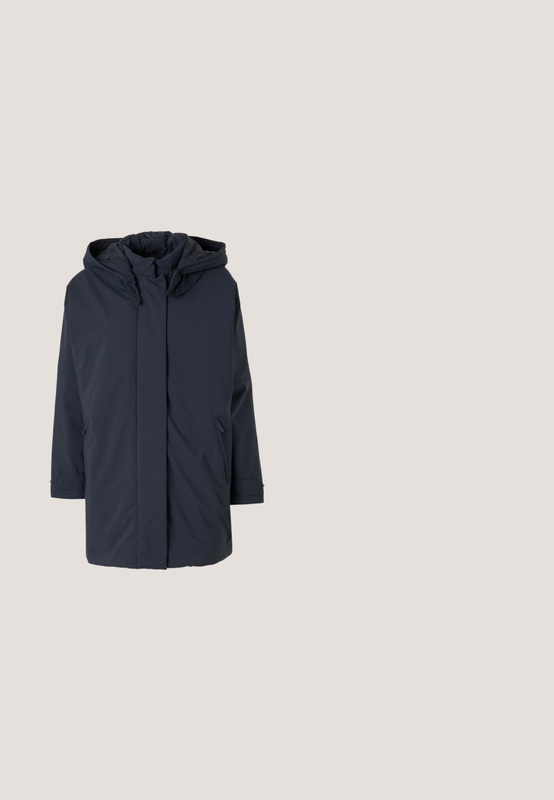 Parka bleu marine rembourrée avec capuche, manches longues, fermeture éclair à l'avant et poches latérales. Tissu lisse sans motifs ni accents visibles.; Polo bleu marine avec des rayures horizontales vertes et bleu clair, manches courtes et col. Présente un petit logo sur la poitrine.; Pantalon bleu marine à jambes larges avec taille élastique, cordon de serrage, poches latérales et coutures verticales discrètes le long des jambes.; Baskets en satin gris foncé avec des accents blancs, semelle en caoutchouc plate, bout rond et fermeture à lacets. Présentent un petit logo doré sur le côté.; Tote en cuir grainé bleu marine avec des poignées rouges contrastées, présentant un design minimaliste et un petit logo au centre à l'avant.; Bracelet rigide en métal argenté nervuré avec deux petits cristaux et logo Tommy Hilfiger gravé à l'intérieur.