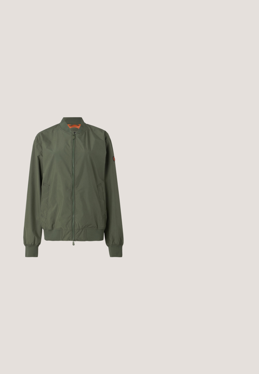 Veste bomber verte avec fermeture éclair à l'avant, poignets et ourlet côtelés, poches latérales et un léger brillant ; possède un intérieur orange.; T-shirt oversize manches courtes en vert olive avec col rond et petit logo de marque brodé centré sur la poitrine.; Pantalon beige à jambes droites avec passants pour ceinture, fermeture avant par bouton et zip, et détails cousus aux genoux, présenté sur un fond uni.; Baskets basses beige avec lacets blancs, accents en daim, semelle en caoutchouc marron et languette à l’arrière.; Sac à main beige en forme de croissant avec fermeture à double fermeture éclair et poignée courte, avec des détails en métal argenté sur les côtés.; Collier délicat en chaîne d'or avec une section de maillons en chaîne argentée et un petit fermoir rond en or avec une étiquette attachée.