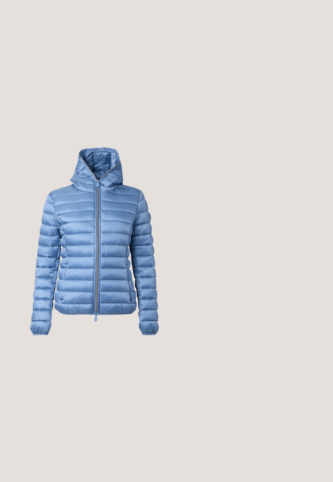 Veste matelassée bleu clair avec capuche et fermeture éclair devant, présentée sur un fond clair uni.; T-shirt bleu clair à manches courtes avec encolure ronde et petit logo "AX" centré sur la poitrine, assorti en bleu.; Jean en denim bleu clair délavé avec bouton à l'avant, poches et fentes aux chevilles des deux côtés, présenté sur fond blanc.; Baskets blanches basses avec un patch de talon beige, une sangle en cuir marron équipée d'une boucle dorée et du logo A|X, et une semelle en relief Armani Exchange.; Pochette en cuir marine avec une texture granulée, une fermeture éclair supérieure élégante et un accent logo argenté. Bracelet détachable pour plus de polyvalence.; Boucles d'oreilles en métal argenté avec un design tourbillonnant, présentant des surfaces lisses et une finition polie, maintenues par un fermoir en papillon.