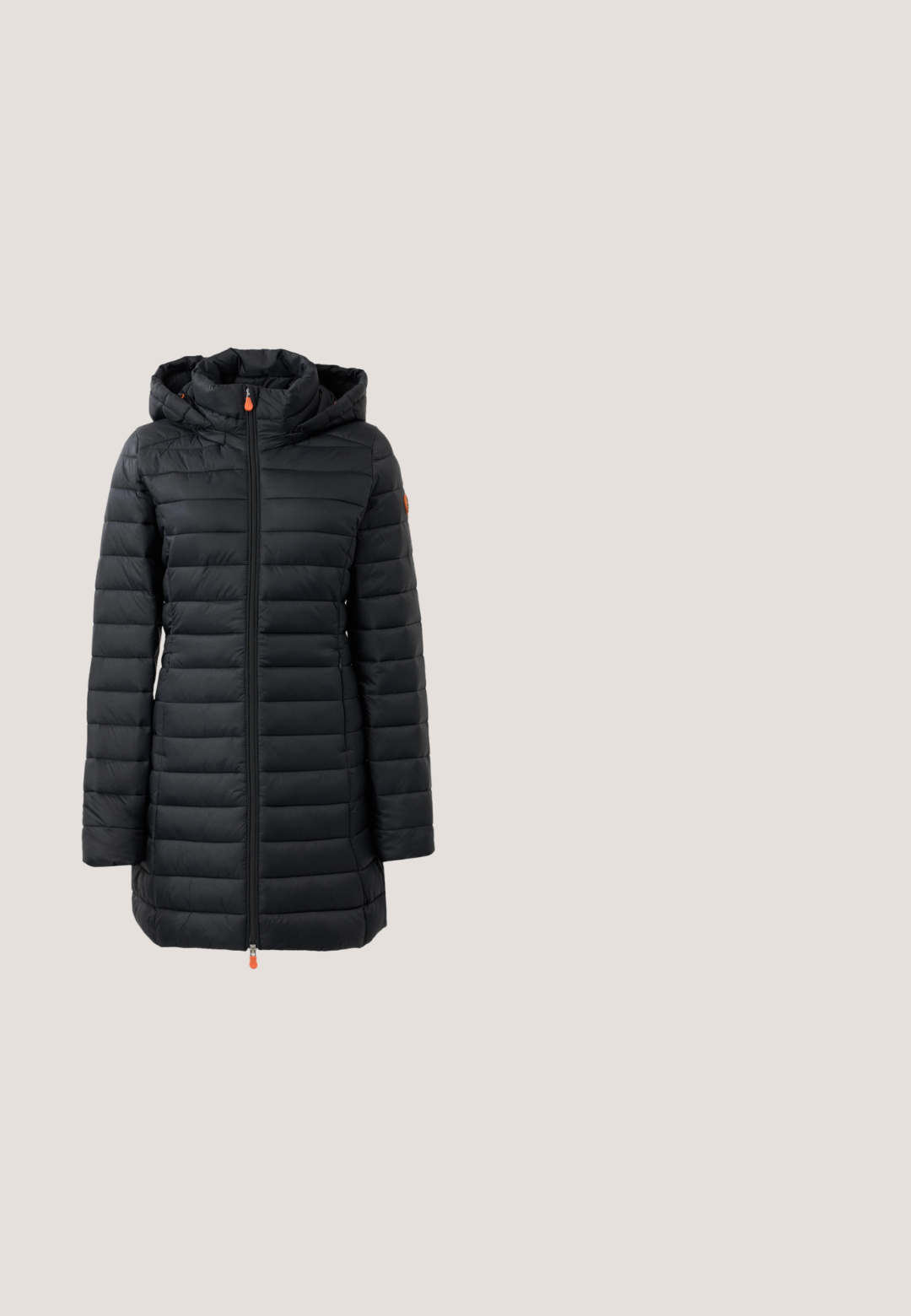 Manteau noir rembourré avec capuche, présentant un design matelassé horizontal, une texture lisse, une fermeture éclair frontale complète et des accents de tirette orange.; T-shirt rouge uni à manches courtes, col rond et petit logo de marque embossé sur le côté gauche de la poitrine.; Jean skinny en denim bleu foncé avec une texture lisse, présentant une fermeture à glissière et un bouton, cinq poches et des surpiqûres contrastées.; Baskets noires et blanches avec semelle texturée flottant au-dessus de blocs en bois arrangés avec de petits cailloux blancs en extérieur.; Sac seau en cuir noir avec une seule bandoulière et un petit logo BOSS doré centré près du haut à l'avant.; Bracelet chaîne en argent réglable avec une rangée de petits cristaux ronds et un fermoir coulissant gravé du nom de la marque.