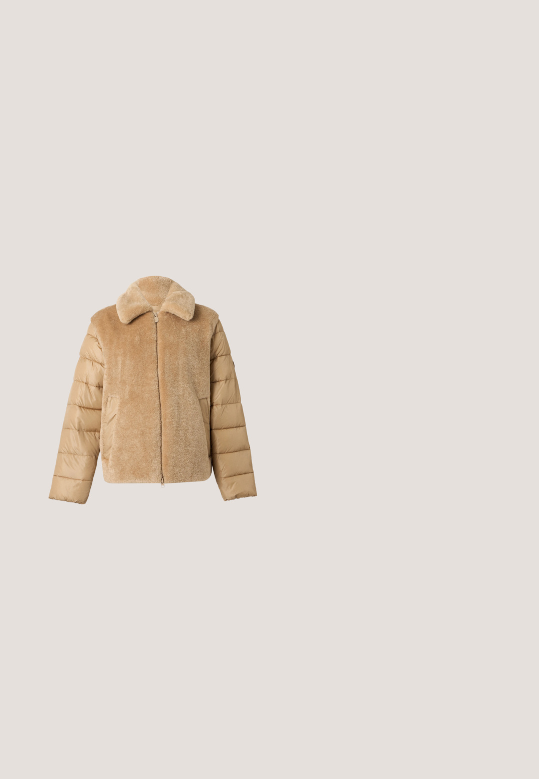 Chaqueta beige con parte delantera y cuello suaves y de felpa, y mangas acolchadas acolchadas, con cierre de cremallera frontal y bolsillos laterales.; Cárdigan de punto beige acanalado con escote en V, mangas largas y cinco botones delanteros.; Camiseta gris claro de manga corta y cuello redondo con un sutil patrón jaspeado presentada sobre un fondo liso.; Vaqueros de mezclilla oscuros acampanados con una cintura alta, con costuras naranjas y dos bolsillos frontales. Textura suave, acabado limpio, diseño clásico.; Zapatillas deportivas color beige claro con parte superior de cuero texturizado, paneles laterales texturizados y suela de goma. Presentan un diseño elegante y estilizado con cordones planos.; Bolso de cuero marrón con un cierre plateado, una correa fija y una correa ajustable, sobre un fondo claro y liso.