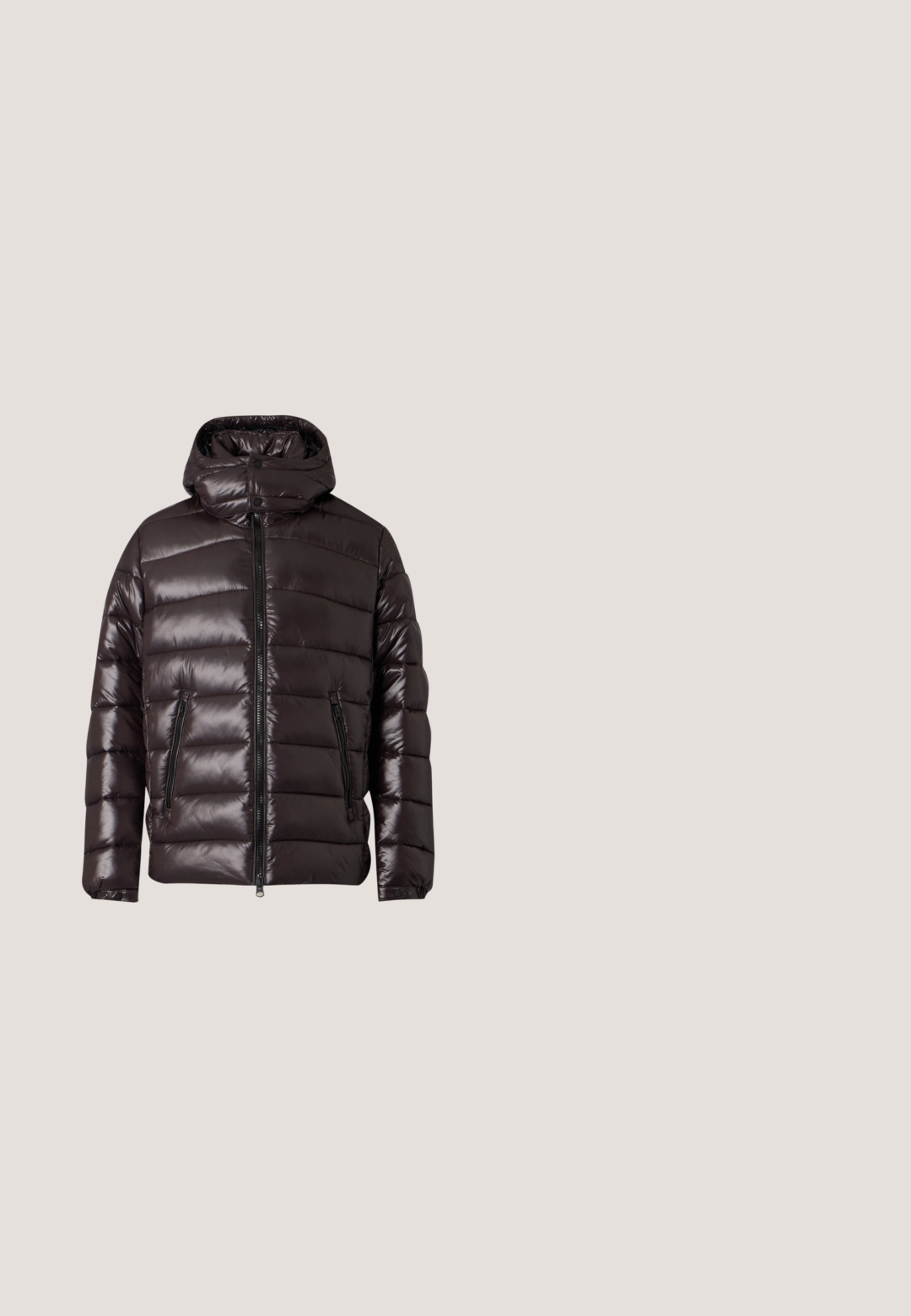 Veste d'hiver noire brillante matelassée avec fermeture éclair devant, deux poches zippées, un col montant et une capuche attachée.; Pull noir à manches longues avec un col montant et une courte fermeture éclair avec des rayures rouges, blanches, vertes et bleues.; T-shirt à manches courtes et col rond en mauve foncé avec une étiquette de marque visible cousue à l'intérieur du col.; Jean droit en denim bleu foncé avec poches avant et coutures marron visibles, posé à plat sur un fond clair.; Bottines Chelsea en cuir brun foncé avec panneaux latéraux élastiques, tirette au talon et semelle épaisse cousue sur un fond uni.; Sac bandoulière en cuir marron foncé texturé avec une sangle réglable et un petit accent décoratif bleu sur le côté.