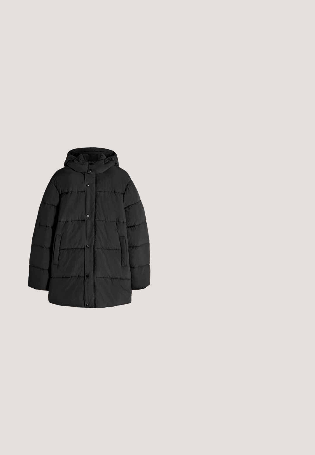 Detalle de una chaqueta de plumas negra que cuenta con una abertura con cremallera, textura acolchada y tela suave, enfatizando su calidez y propiedades de aislamiento.; Chaqueta de felpa con capucha negra y exterior texturizado, que presenta el texto bordado en blanco "CHAMONIX ALPINE SKIING" y un gráfico de montaña.; Camiseta blanca de manga larga hecha de algodón suave. Presenta un escote redondo y un corte regular. Sencilla, de color sólido sin patrones ni acentos.; Pantalones de felpa negros con una superficie texturizada, que cuentan con dos bolsillos delanteros con cremallera y correas ajustables en la cintura. Estilo de ropa de trabajo.; Zapatilla negra de media caña hecha de tejido acolchado con un forro interior suave. Cuenta con una suela texturizada para mayor agarre y un diseño superior acolchado.; Bolsa de lona rectangular negra con dos asas, una correa de hombro ajustable y desmontable, y un bolsillo frontal con cremallera sobre un fondo blanco.