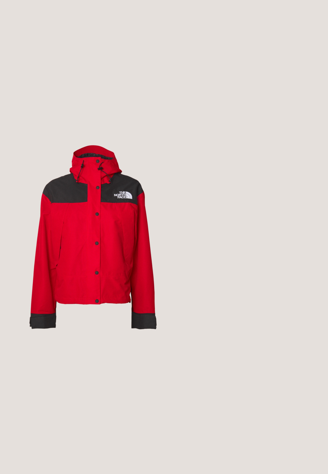 Veste imperméable rouge avec un panneau supérieur noir, capuche réglable et fermetures à pression. Présente le logo sur la poitrine et des poignets élastiques.; Pull en polaire noir avec une fermeture éclair quart, col haut et une poche poitrine arborant un logo blanc. Texture douce et design court.; T-shirt noir à manches longues avec col rond et logo blanc The North Face sur la poitrine gauche sur fond blanc.; The North Face W QUEST SOFTSHELL PANTS - Pantalon classique - tnf black; Bottes de randonnée noires avec une tige texturée, une semelle intermédiaire grise et une semelle extérieure en caoutchouc présentant des motifs de traction marqués. Design à lacets avec un col rembourré.; Sac en tissu noir de forme rectangulaire, avec une bandoulière réglable, une poche zippée sur le devant et une étiquette de marque. Texture douce, design minimaliste.