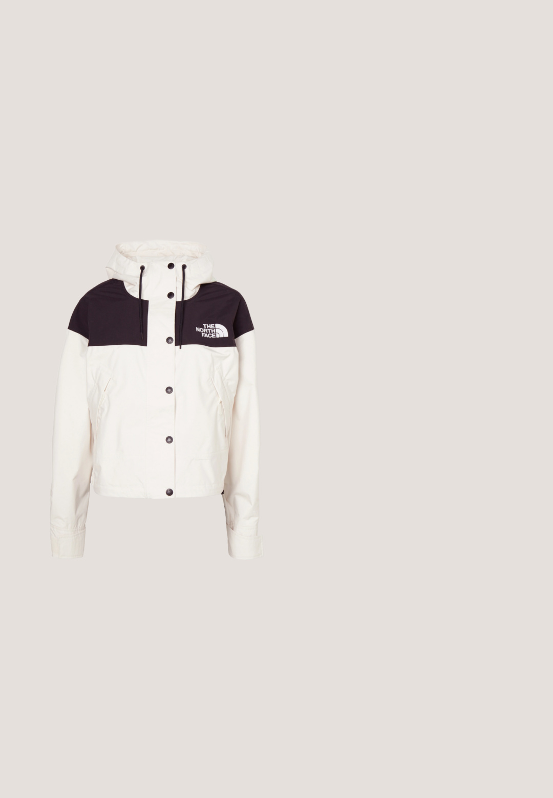 Sort og hvid jakke med hætte med The North Face-logo broderet på den øverste rygsektion.; Kort hoodie i lyse lilla, lavet af blødt stof. Har en frontlomme og justerbare snore, med hvidt logo på brystet.; Rosa ribbet crop top med rund halsudskæring og ærmeløs design. Har en kant, der slutter lige over taljen.; Bredde cargo bukser i lys beige stof med elastisk talje, snøre lukning og sidelommer. Glat tekstur med minimal detaljer.; Kraftig lyserød og creme FILA-sneaker med røde trækflapper, robust sål og mønstrede snørebånd svævende over rødligt stenbelægning og betontrin.; Lyserød genanvendelig taske med blå stregtegninger af en ugle, krabbe, muslingeskal, cocktail, paraply og frugtskiver.