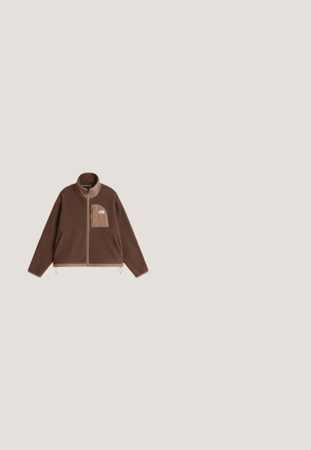 Chaqueta de forro polar marrón con cremallera completa, cuello alzado y bolsillo en el pecho con cremallera con el logo de The North Face.; Chaqueta de forro polar marrón con cuello alto, cierre de media cremallera en la parte delantera y un bolsillo en el pecho; cuenta con una tela texturizada y un logotipo en el frente.; The North Face W EASY L/S CREW NECK - Camiseta de manga larga - tnf black; Pantalones jogger marrón claro con cintura y puños elásticos, bolsillos laterales y pequeño logo blanco de "The North Face" en el muslo izquierdo.; Botas de tobillo marrón claro con parte superior de cuero texturizado, forro de felpa, cordones redondos y suela de goma con un diseño en blanco y negro.; Bolsa tote de bronce brillante con asas anchas de tela y un pequeño emblema de calavera y tibias cruzadas en el centro delantero.