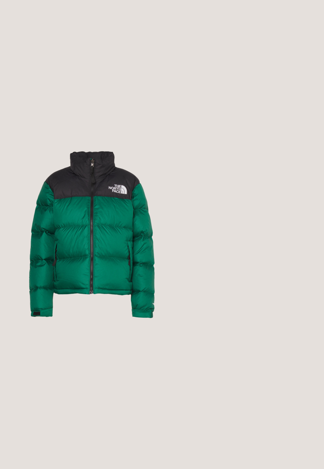 The North Face W 1996 RETRO NUPTSE JACKET - Μπουφάν με πούπουλα - evergreen; Μακρυμάνικο, cropped, ανοιξιάτικο πράσινο πουκάμισο κατασκευασμένο από απαλό βαμβάκι, με στρογγυλή λαιμόκοψη και λευκό λογότυπο Nike Air στο στήθος.; Κόκκινο παντελόνι φόρμας με φαρδιά γραμμή, ελαστική μέση και κορδόνι. Διαθέτει εκτυπωμένο λογότυπο Nike στην αριστερή πλευρά. Μαλακή υφή, casual σχέδιο.; Μαύρο αθλητικό παπούτσι Nike με διχτυωτό και συνθετικό επάνω μέρος που αιωρείται πάνω από μια επιφάνεια από σκυρόδεμα και σκαλοπάτια στο βάθος.; Γκρι τσάντα υφής με επενδεδυμένη λαβή, πλέγματα, ρυθμιζόμενο λουρί και μπροστινή κλειδαριά. Συμπαγής σχεδίαση με στρογγυλό σχήμα.; Ασημένια σκουλαρίκια σε σχήμα χορού με πλεγμένο σχέδιο, διαθέτοντας επεξεργασμένη επιφάνεια και κλείσιμο με στυπτηρία, καμπυλωτό σχέδιο και γυαλιστερή φινίρισμα.
