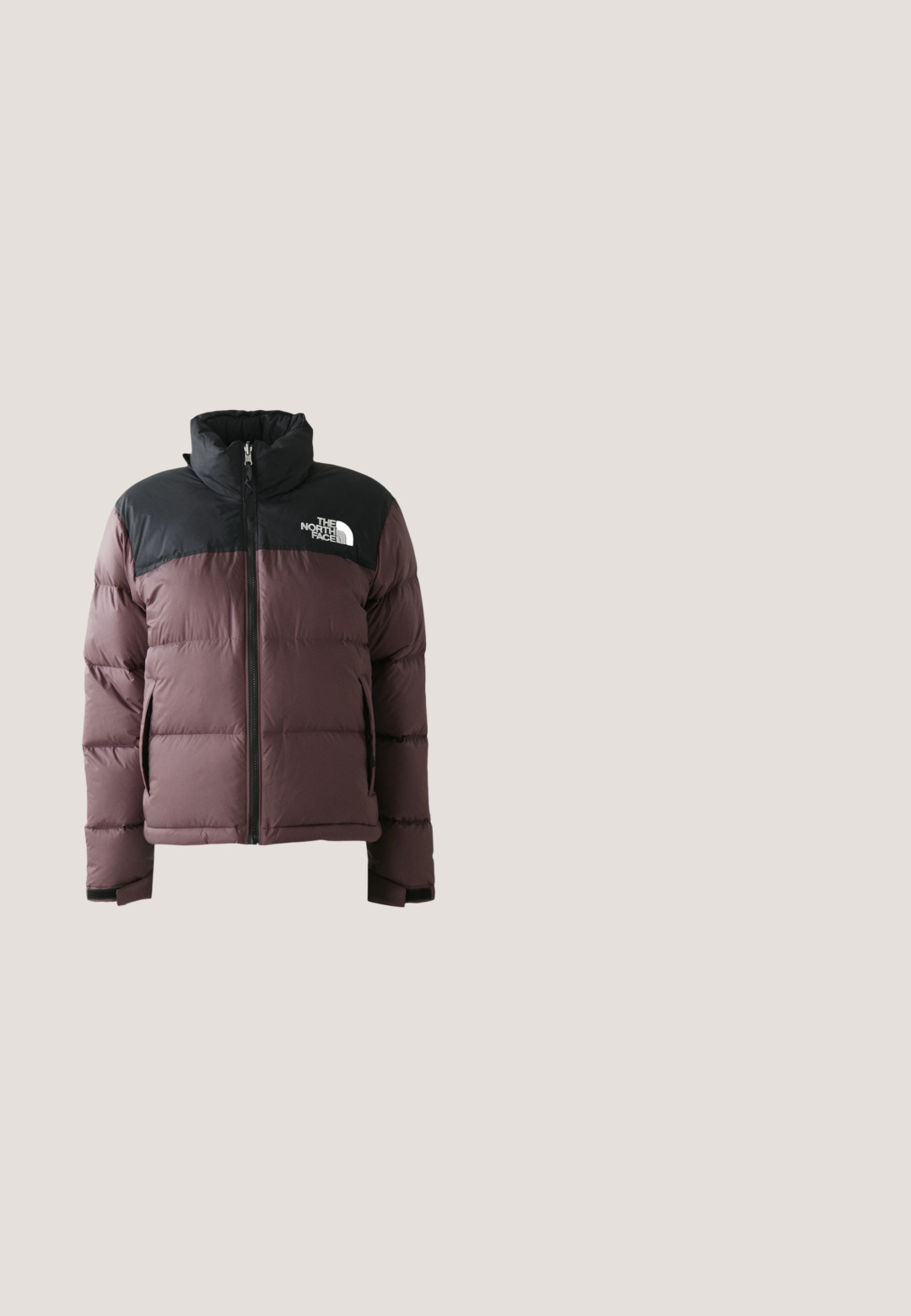 Twee-kleurige paarse en zwarte pufferjack met een rits aan de voorkant en hoge kraag, met het logo van The North Face op de zwarte bovenborst.; Witte katoenen t-shirt met een ronde halslijn en "THE NORTH FACE" in zwarte letters. Korte mouwen en een comfortabele pasvorm.; Zwarte elastische taillebandbroek van waterafstotend materiaal. Heeft een losse pasvorm metGathered cuffs bij de enkels en geen zichtbare patronen.; Paarse suède Puma sneaker met roze streep, dikke bruine zool en gouden Puma-logo aan de zijkant, weergegeven op een neutrale achtergrond.; Zwarte driehoekige schoudertas met dunne band, subtiel monogrampatroon en klein zilverkleurig Puma-logo in het midden.; Zilveren ringoorbellen met een gladde, gepolijste afwerking. Cirkelvormig, met een constante breedte, ontworpen voor gemakkelijke sluiting. Eenvoudig en elegant.