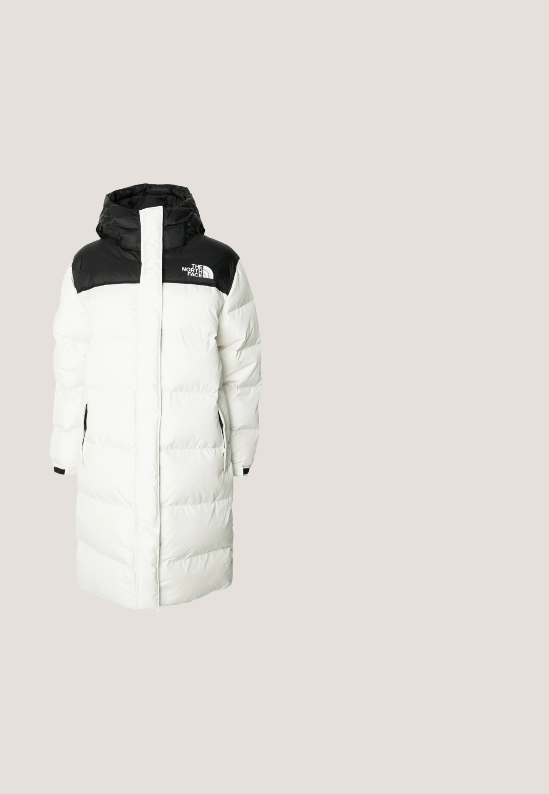 Dikke witte lange jas met een zwarte capuchon en bovenpaneel, voorzien van een rits aan de voorkant, zijzakken en een logo op de borst.; The North Face ESSENTIAL OVERSIZE CREW - Sweater - white dune; Beige cropped t-shirt van katoen, met korte mouwen, een ronde halslijn en een bordeauxrode logoafdruk op de linkerborst.; Grijze sweatpants met een elastische tailleband en trekkoord. De stof is zacht, met elastische boorden bij de enkels en een logodetail.; Blauwe oversized hoodie met logo, gecombineerd met een zwarte geplooide rok en grijze veterschoenen tot de enkel met een dikke hak en rubberen zool.; Donkerblauwe spijkerstof schoudertas met knoopdetails aan de band en een eenvoudig rechthoekig ontwerp tegen een witte achtergrond.