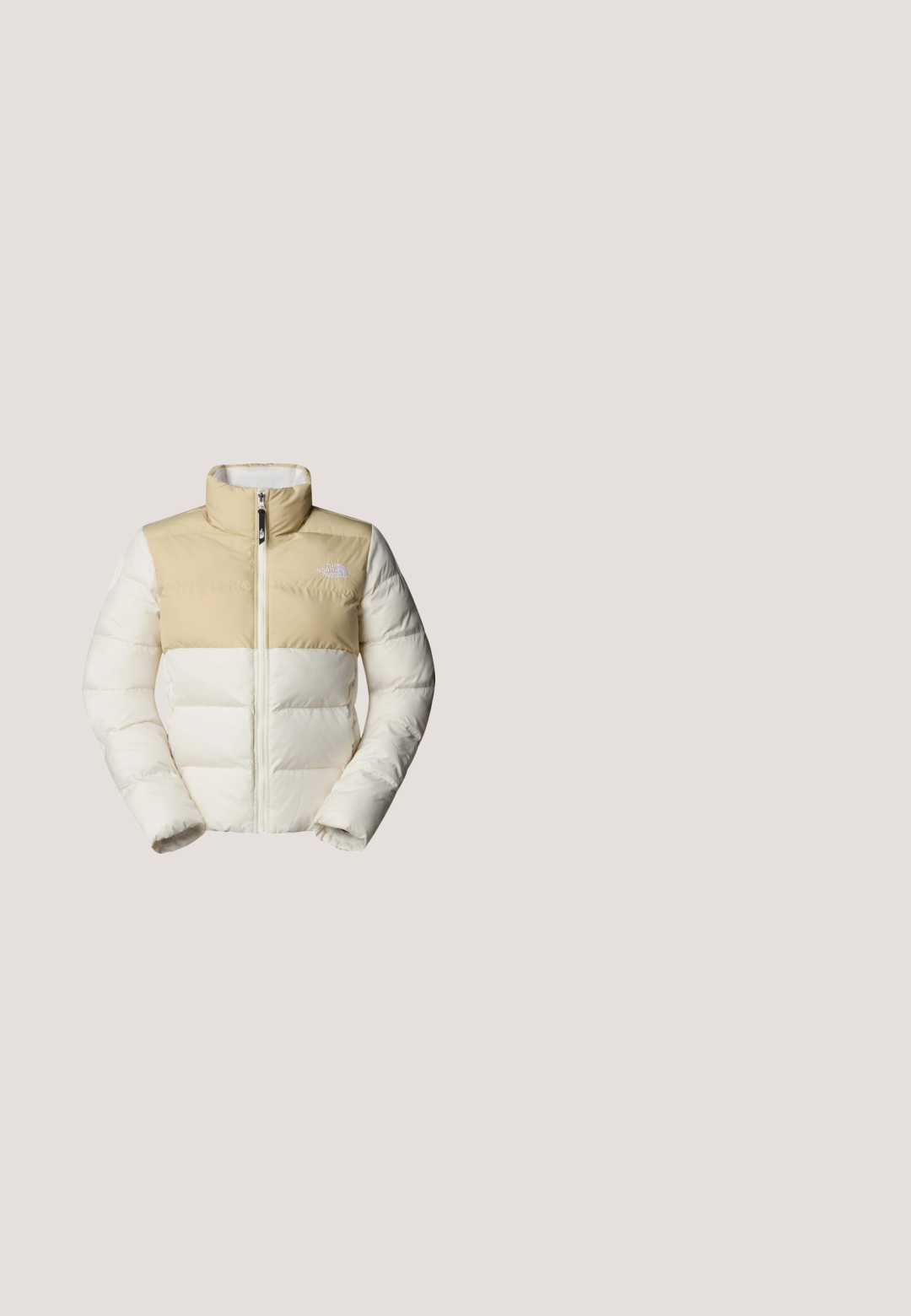 Tofarvet beige og off-white polstret jakke med høj krave, frontlynlås og logo på venstre bryst.; The North Face TNF FLEESKI - Fleecetrøjer - white dune; Beige langærmet skjorte med rund hals, lavet af glat stof. Har The North Face-logo i hvidt på øverste venstre bryst.; The North Face W QUEST SOFTSHELL PANTS - Bukser - tnf black; Hvid vandrestøvle med overdel i ruskind og stof, metaløjer og en markant gummisål. Har mærkeaccents og en tekstureret finish.; Sort skuldertaske i nylon med glat tekstur, buet form, justerbar rem og en lille logodetalje foran.