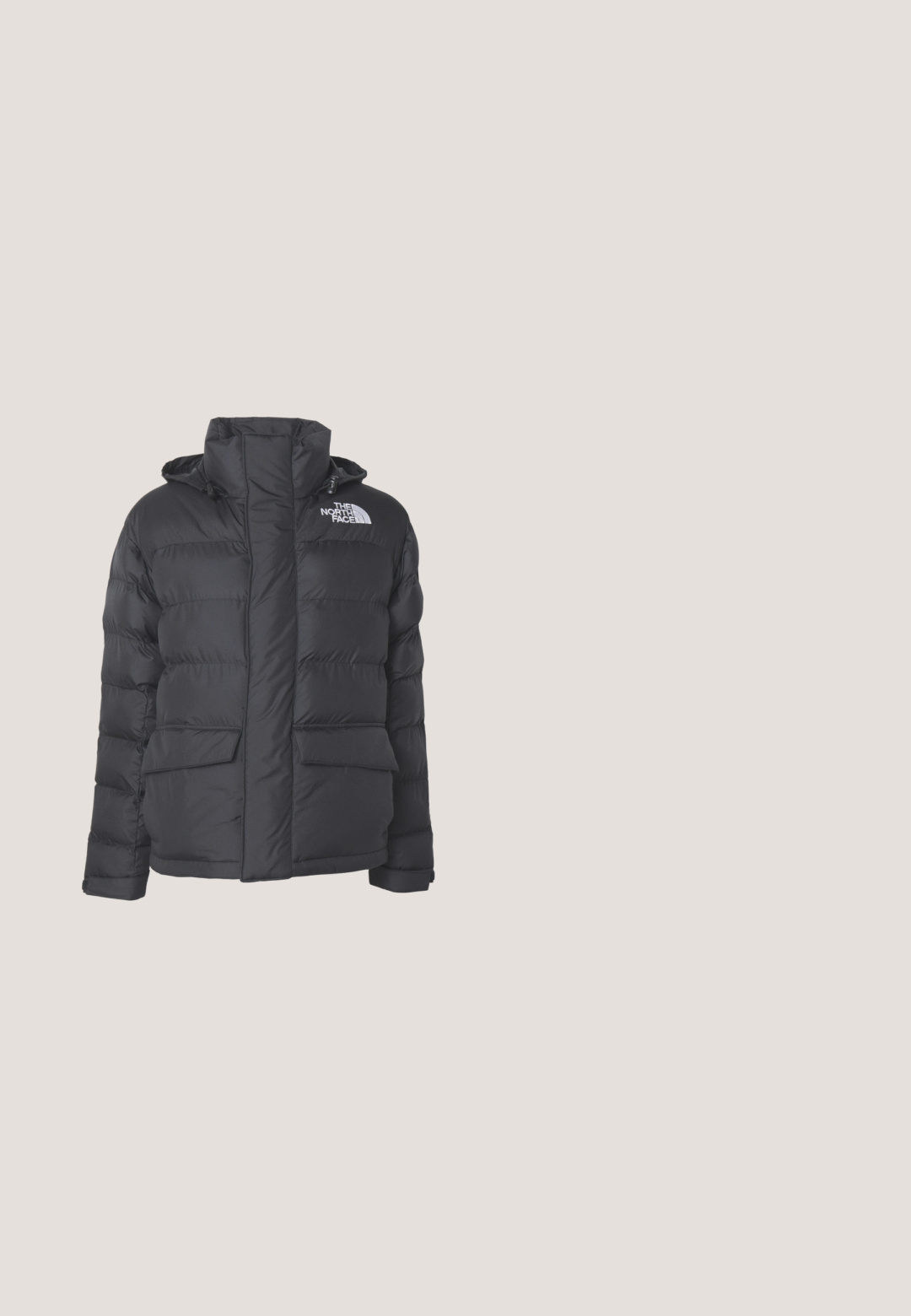 Must mustaga jope kõrge kraega, lukuga ja kahe eesmise taskuga; vasakul rinnal on logo "The North Face".; Lühikeste varrukatega sinine T-särk ümmarguse kaelusega, vasakul rinnal taskuga, millega on kujutatud punane ja valge südamekujulise Carhartt WIP logoga.; Laiad denim püksid pleekinud sinises värvitoonis. Omavad nööbi kinnitust, viit taskut ja nähtavat õmblust. Materjal on sileda tekstuuriga.; Nike'i jooksujalatsid musta ja halli värviga ning roosade detailidega, hõljuvad betoonpinna ja astmete kohal varjulises õues.; Beežist poolkuu-kujulise õlakotiga, millel on reguleeritav rihm ja ees väike ümar metallist logo, peal lukuga sulgur.; Hõbedased kergelt graveeritud rõngaskõrvarõngad, asetatud lihtsalt valgele taustale.