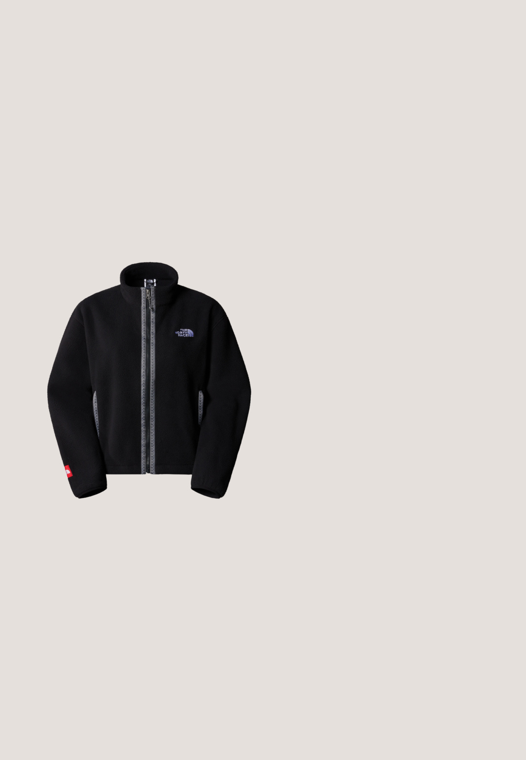 The North Face TNF FLEESKI - Fleecejakke - tnf black; Sort, blød fleece-trøje med halv lynlås foran og lynlåslommer i siden, med høj krave og elastiske manchetter.; Sort t-shirt med korte ærmer lavet af bomuld med rund hals. Har en lille hvid logo på venstre bryst og en standard pasform.; Grå sweatpants med elastisk talje og snøre. Stoffet er blødt, og de har elastiske manchetter ved anklerne samt et logoaccent.; Sort isoleret slip-on sko med quiltet overdel, gummisål og strukturel detaljering. Har en hæltrækstrop og branding på siden.; Sort skuldertaske i nylon med glat tekstur, buet form, justerbar rem og en lille logodetalje foran.