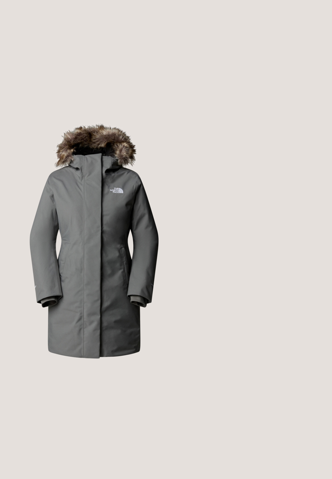Grijze geïsoleerde parka met een met bont gevoerde capuchon, rits aan de voorkant en zijzakken. Heeft een logo op de linker bovenborst en een gladde textuur.; Zwarte fleece pullover met een ritskraag, zachte, getextureerde oppervlakte en een ontspannen pasvorm. Kenmerkt stitching langs de zoom en de manchetten.; Zwart shirt met lange mouwen en ronde hals met wit The North Face-logo op de linkerborst tegen een witte achtergrond.; Zwarte leggings met een hoge tailleband, gemaakt van een soepele, rekbare stof. Een klein wit logo is geplaatst op het onderbeen.; Zwarte mid-top wandelschoenen met een gestructureerde afwerking, verstelbare veters en een witte rubberen zool. Heeft merkbranding aan de zijkant.; Zwarte tote bag van duurzaam materiaal, met twee stevige handvatten, een voorzak en een ronde logo op de voorkant.
