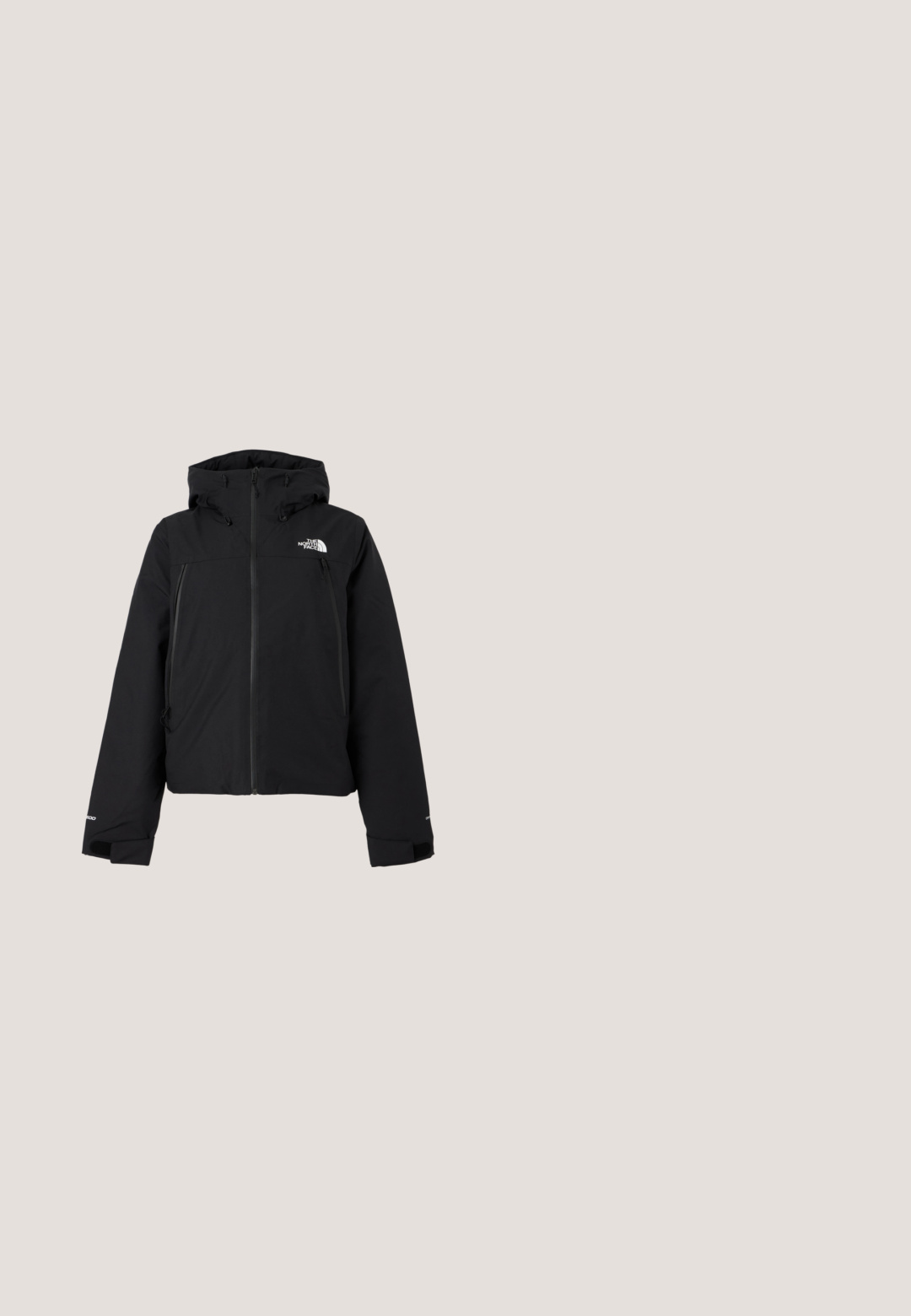 Schwarze isolierte Jacke mit Kapuze, mit einem Reißverschluss vorne und zwei Seitentaschen. Enthält ein Logo auf der linken Brust und elastische Bündchen.; Schwarzer Fleece-Pullover mit Viertelreissverschluss, hohem Kragen und einer Brusttasche mit einem weißen Logo. Weicher Stoff und verkürzter Schnitt.; Weißes Langarmshirt mit Rundhalsausschnitt und kleinem schwarzem The North Face-Logo auf der linken Brust.; Graue Sweatpants mit einem elastischen Bund und Kordelzug. Der Stoff ist weich, mit elastischen Bündchen an den Knöcheln und einem Logo-Detail.; Schwarze isolierte Slipperschuh mit gestepptem Obermaterial, Gummisohle und strukturierten Details. Verfügt über eine Zuglasche an der Ferse und Branding an der Seite.; Schwarze Stofftasche mit einem strukturierten Wellenmuster, ausgestattet mit einem gedrehten Griff und runder Form. Weiches, plüschiges Material sorgt für ein angenehmes Gefühl.