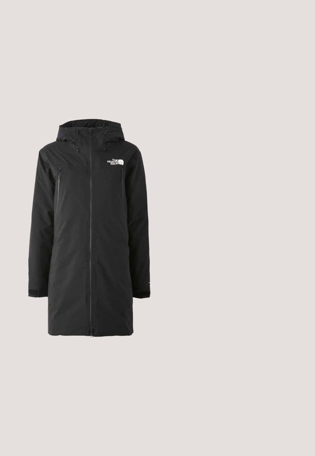 Sort vandtæt parka med lynlås fortil, justerbar hætte og sidelommer. Har logo på brystet og justeringer ved ærmerne for bedre pasform.; Sort fleecepullover med høj krave, kvartlynlås, frontlomme og kontrastsyninger. Har The North Face-logo på brystet.; Hvid croppet tanktop med tynde stropper, med The North Face-logo i sort på brystet og nær den nederste kant.; The North Face W MOUNTAIN ATHLETICS  - Træningsbukser - black; Hvide isolerede støvler med sort gummisål, hvide snørebånd og "The North Face" branding. Har en polstret krave og struktureret stof.; Polariserede solbriller med grå stel, vinklet linseudformning og reflekterende lyseblå linser. Har tekstureret stænger for bedre greb.