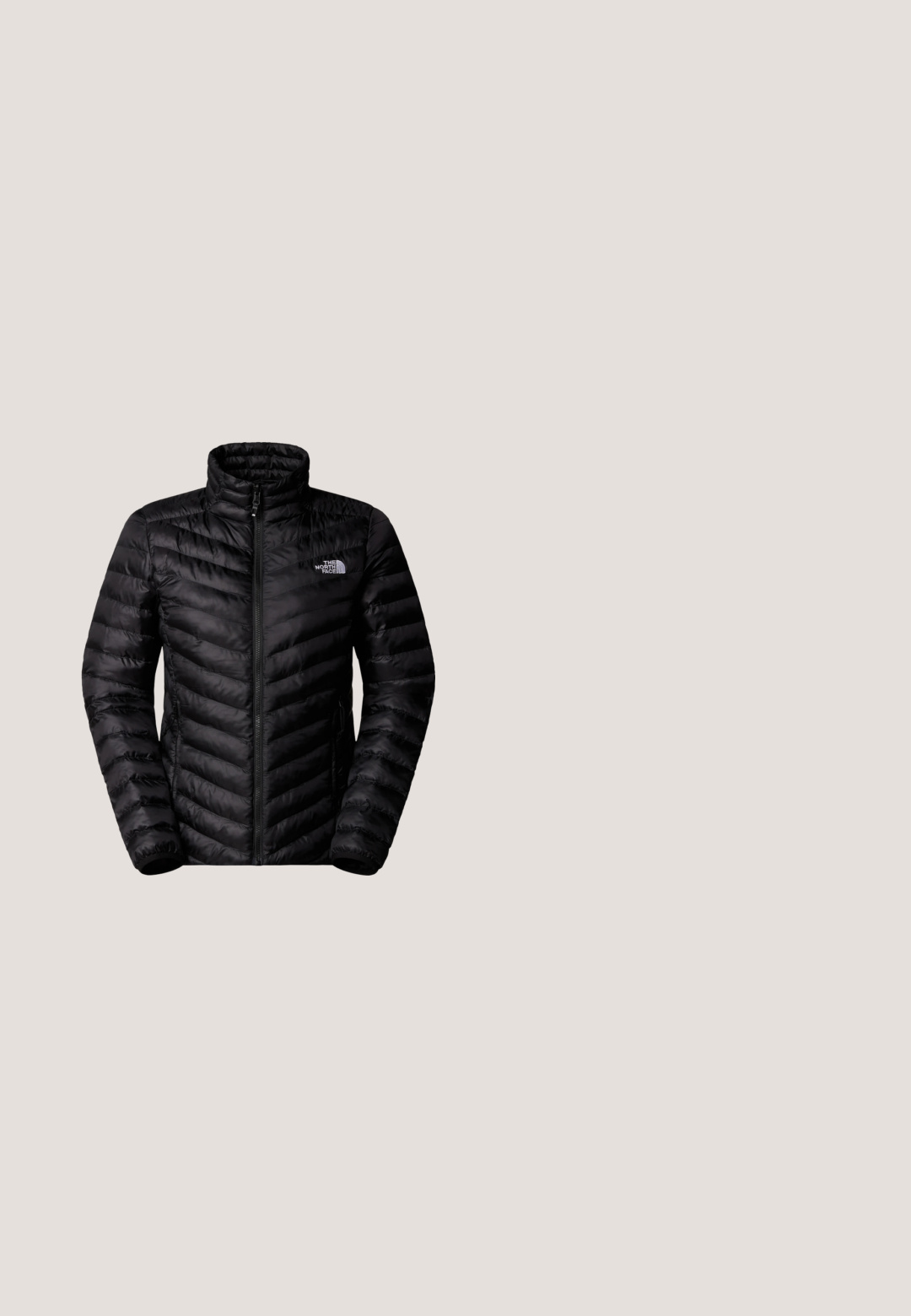 Sort isoleret jakke med lynlås foran, høj krave og chevron quiltet mønster. Har logo på brystet og elastiske manchetter.; The North Face TNF FLEESKI - Fleecetrøjer - white dune; The North Face W EASY L/S CREW NECK - Langærmet T-shirt - tnf black; The North Face W QUEST SOFTSHELL PANTS - Bukser - tnf black; Sorte isolerede slip-on sko med teksturerede såler og hvidt logo, iført med grå strikkede strømper, parret med ribbede sennepsfarvede bukser.; Hvid stof skuldertaske med en rundet form, der har et tekstureret logo-patch, justerbar rem og snørelukning.