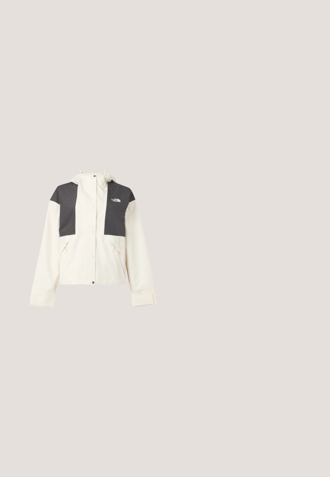 Béžová a tmavosivá kapucňová bunda s prednými vreckami a logom The North Face na hornej pravej časti hrudníka.; Ružový rebrovaný crop top s okrúhlym výstrihom a bezrukávovým dizajnom. Má lemovanie končiace tesne nad pásom.; Zelená džínová sukňa s polovičnou dĺžkou, predným rozparkom, zapínaním na gombík a pútka na opasok. Jej textúra je mierne vyblednutá a má bočné vrecká.; Biele bežecké tenisky Nike s vrchom z mesh a syntetického materiálu ležiace na kovovej mriežke na podlahe v mäkkom prirodzenom svetle.; Sivý vypolstrovaný ramenný vak s zakriveným tvarom, hladkou textúrou, nastaviteľným popruhom a jemne embosovaným logom vpredu.; Pár lesklých strieborných kruhových náušníc s tenkými drôtenými zapínaniami, zobrazených na svetlo šedom pozadí.