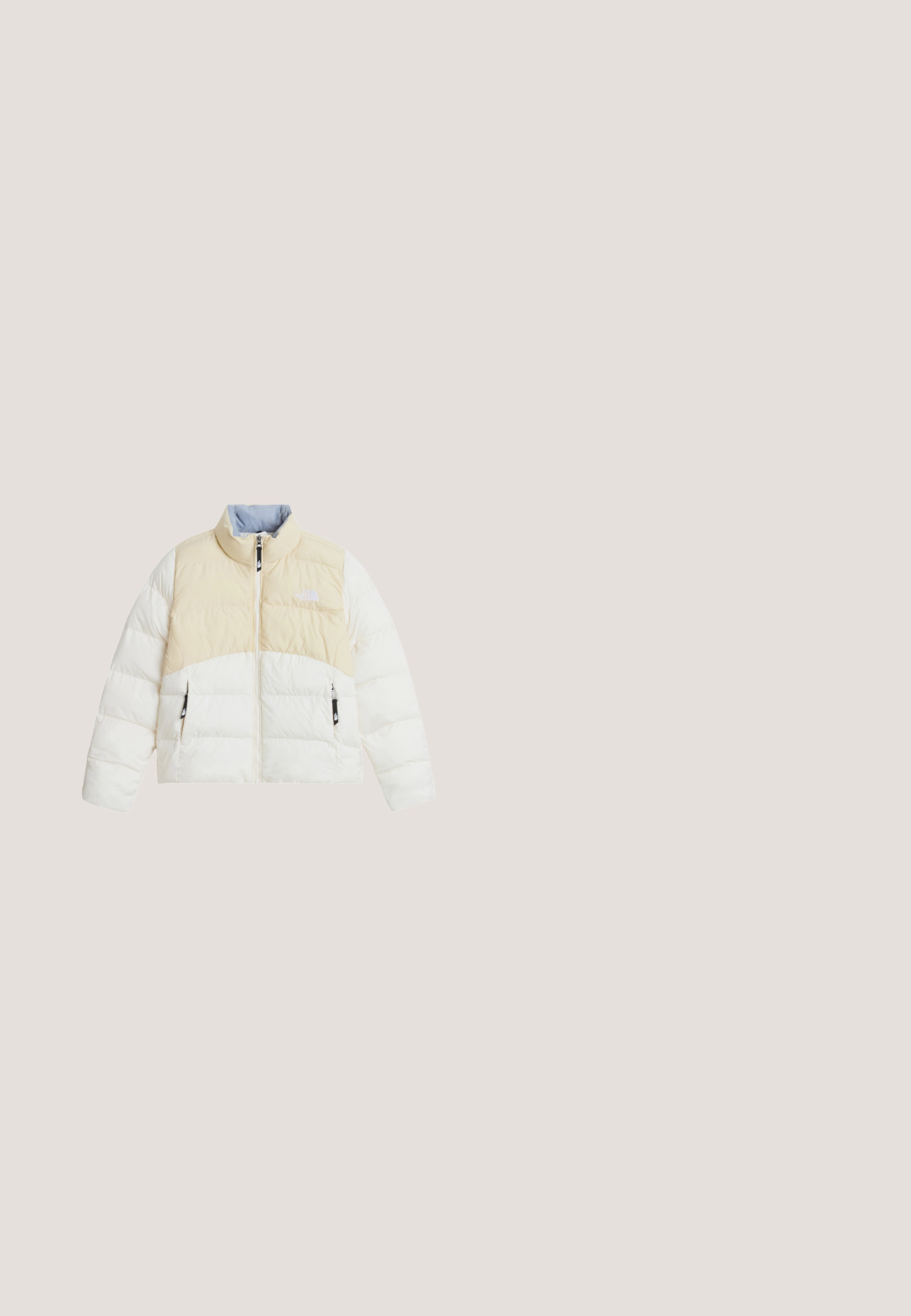 Kort hvid og beige dunjakke med fuld frontlynlås og to lynlåslommer i siderne, stående krave og lyseblåt inderfor.; Tan fleece pullover med halv lynlås i kraven, frontlomme og elastisk kant; har en blød, struktureret overflade og en hvid logoaccent.; Hvid langærmet T-shirt med rund hals og lille sort The North Face-logo på venstre bryst.; The North Face W QUEST SOFTSHELL PANTS - Bukser - tnf black; Sorte højtop støvler lavet af lærred med en gummisål. Har en polstret krave, teksturerede sidepaneler og en kontrasterende brun sål.; Stoftaske med sort og gråt leopardmønster, sorte skulderstropper, front lynlåslomme og et lille guld Puma-logo foran.