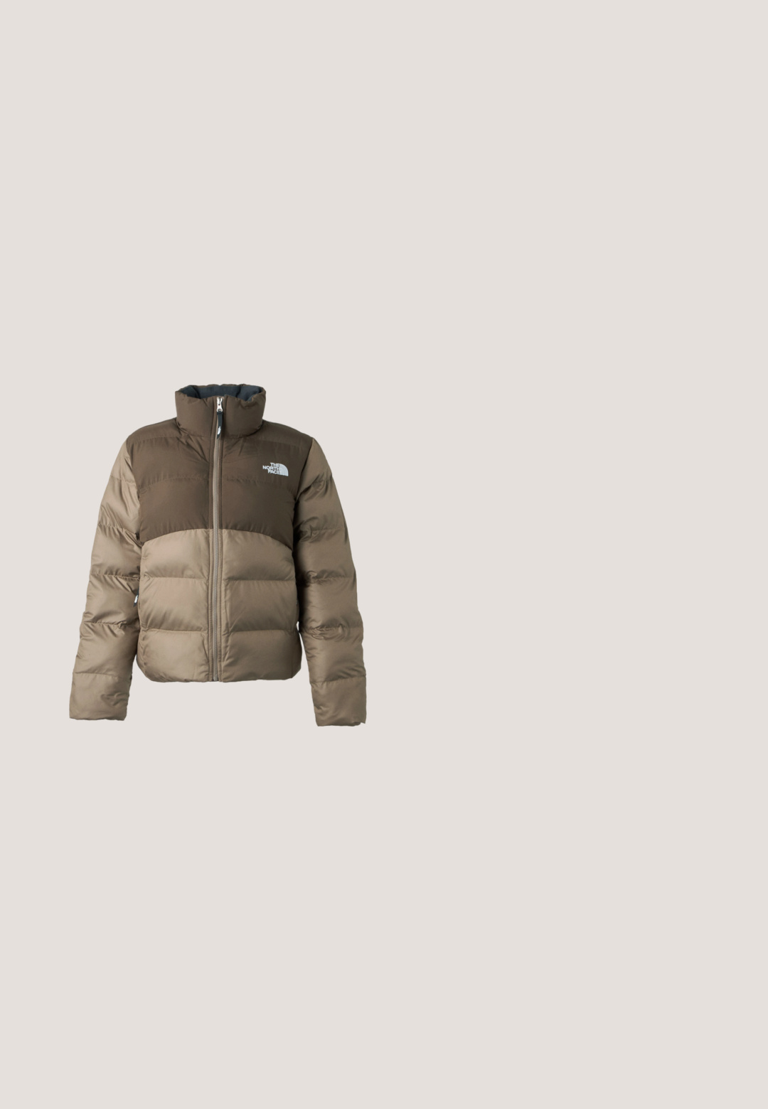 Doudoune bicolore marron avec fermeture éclair à l'avant et col montant, avec le logo The North Face sur la poitrine.; Pull en polaire bleu avec une fermeture éclair partielle, col haut et une poche frontale. Accentué d'une bordure bleu clair et d'une texture de tissu.; T-shirt à manches courtes en coton gris foncé, design col rond, texture lisse, ourlet droit, sans motifs ni détails matériels visibles.; Pantalon droit pour homme avec fines rayures verticales noires et blanches, fermeture boutonnée, passants pour ceinture et poches latérales.; Baskets de sport marron clair avec une tige en maille et des accents irisés. Elles disposent d'un talon arrondi avec des sphères colorées. Associées à des chaussettes côtelées grises.; Sac de sport en tissu marron avec poignées doubles, bandoulière ajustable, poche avant plissée avec cordon de serrage, et compartiment principal zippé.