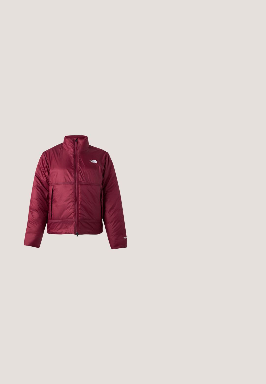 Vinrød polstret jakke med høj krave, frontlynlås, sidelommer og hvid The North Face-logo på bryst og ærme.; Grå hættetrøje i fleece med en afslappet pasform, ribbede ærmegab og en lille hvid logo på venstre bryst. Blød tekstur og enkelt design.; Hvid langærmet T-shirt med rund hals og lille sort The North Face-logo på venstre bryst.; Sorte joggingbukser med elastisk talje og manchetter, snoretræk, sidelommer og lille hvid The North Face-logo på højre lår.; Sorte slip-on sko med en polstret overdel, teksturerede mesh-detaljer og en gummisål. Har et kryds-rem design for en sikker pasform.; Sort skuldertaske i blødt stof med en enkelt bred rem, rektangulær form og sidelommer med klaplukning på hvid baggrund.