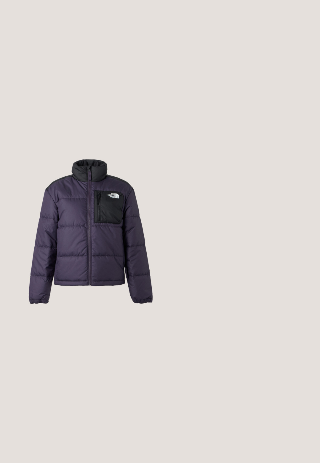 Doudoune violet foncé avec col montant noir et poche poitrine noire zippée affichant le logo The North Face sur le côté droit.; Pull polaire à manches longues avec motif floral bleu, vert et violet, col montant beige et poche poitrine beige avec fermeture éclair et logo.; T-shirt court violet à manches courtes avec un petit logo beige The North Face sur la partie supérieure gauche de la poitrine.; Pantalons fuselés noirs en tissu lisse, dotés d'une taille élastique, d'un cordon de serrage et de poches plaquées sur les côtés. Poignets élastiques aux chevilles.; Chaussure d'extérieur en suède marron avec des lacets bleus, semelle en caoutchouc noir et un design épuré. Équipée d'une languette à l'arrière pour un enfilage facile.; Sac fourre-tout rouge matelassé avec des poignées rembourrées et une petite étiquette blanche avec un logo noir sur le devant.