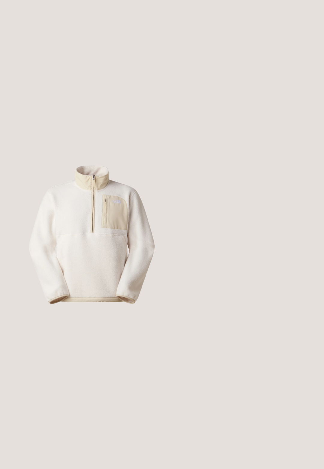 Fleece-pullover i lys creme med halvlange lynlås i halsen, en frontlomme i beige og en blød tekstur. Med et logo på brystet.; Mørkeblå crewneck-sweatshirt med lange ærmer og et lille rektangulært New Balance-logo på venstre bryst.; Grøn kortærmet t-shirt lavet af bomuld, med rund hals og et hvidt "obey"-logo på venstre bryst. Glat tekstur.; Sorte lige ben jeans med frontknap og lynlås, fem-lommer design, præsenteret på en hvid baggrund.; Sort mellemhøj sneaker med grå snørebånd, hvid sål, brune detaljer og præget branding. Lavet af ruskind og mesh materialer.; Brun stof crossbody taske med to lynlåslommer, justerbare stropper og et logo-patch på forsiden. Glat tekstur, rektangulær form.