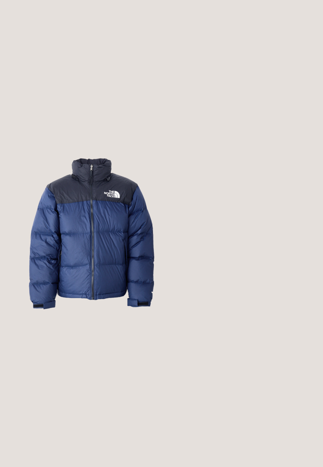Mørkeblå pufferjakke med en sort topdel, høj krave, frontlynlås og logo på brystet. Føles bulky med elastiske manchetter.; Sort langærmet crewneck-sweatshirt med The North Face-logo i hvid på venstre bryst.; Sort t-shirt med korte ærmer og en lille hvid The North Face-logo på venstre bryst samt rund halsudskæring.; Sorte atletikshorts lavet af blødt stof, med elastisk taljebånd med snøre og en hvid logopatch på venstre ben.; DC Shoes PEARY - Snørestøvletter - bb black black; Sort stor nylon duffeltaske med dobbelte håndtag og forreste lynlåslomme, designet til rejse eller sport, mod hvid baggrund.