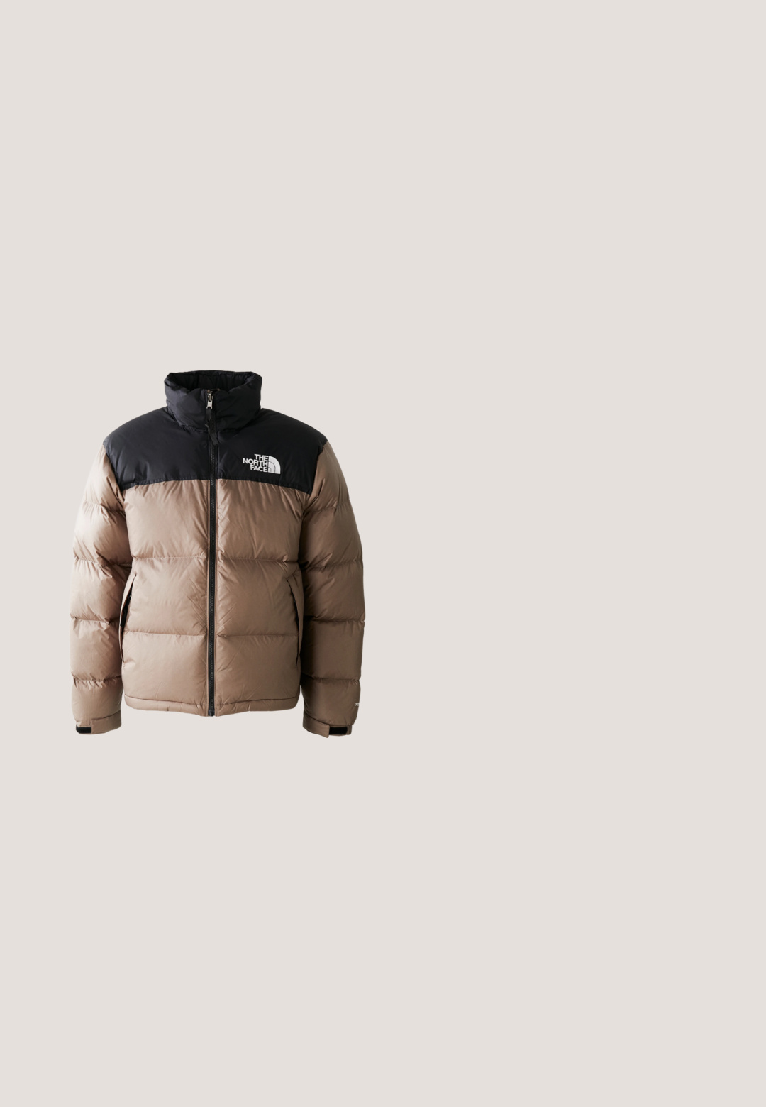 Puffermantel mit einem schwarzen oberen Teil und einem hellbraunen unteren Teil, ausgestattet mit einem Reißverschluss vorne, Seitentaschen und einem Logo auf der Brust.; Fleece-Pullover in Beige mit einem weißen abstrakten Muster, mit einem halben Reißverschluss, langen Ärmeln und gerippten Bündchen und Saum.; Urban Classics SHORTSLEEVE - T-Shirt basic - unionbeige; Blaue Jeans mit weitem Bein und dünnen weißen vertikalen Nadelstreifen, Vordertaschen, Gürtelschlaufen und einem Knopfverschluss in der Taille.; Lederarbeitsstiefel in Tan mit schwarzem gepolstertem Kragen, goldenen Ösen und braunen Gummisohlen. Mit kontrastierenden Nähten und einem Logo an der Seite.; Kompakte Guess Gürteltasche mit beigem verstellbarem Träger, vorderer Reißverschlusstasche und gemustertem Stoff in dunkelgrauen und beige Farbtönen.